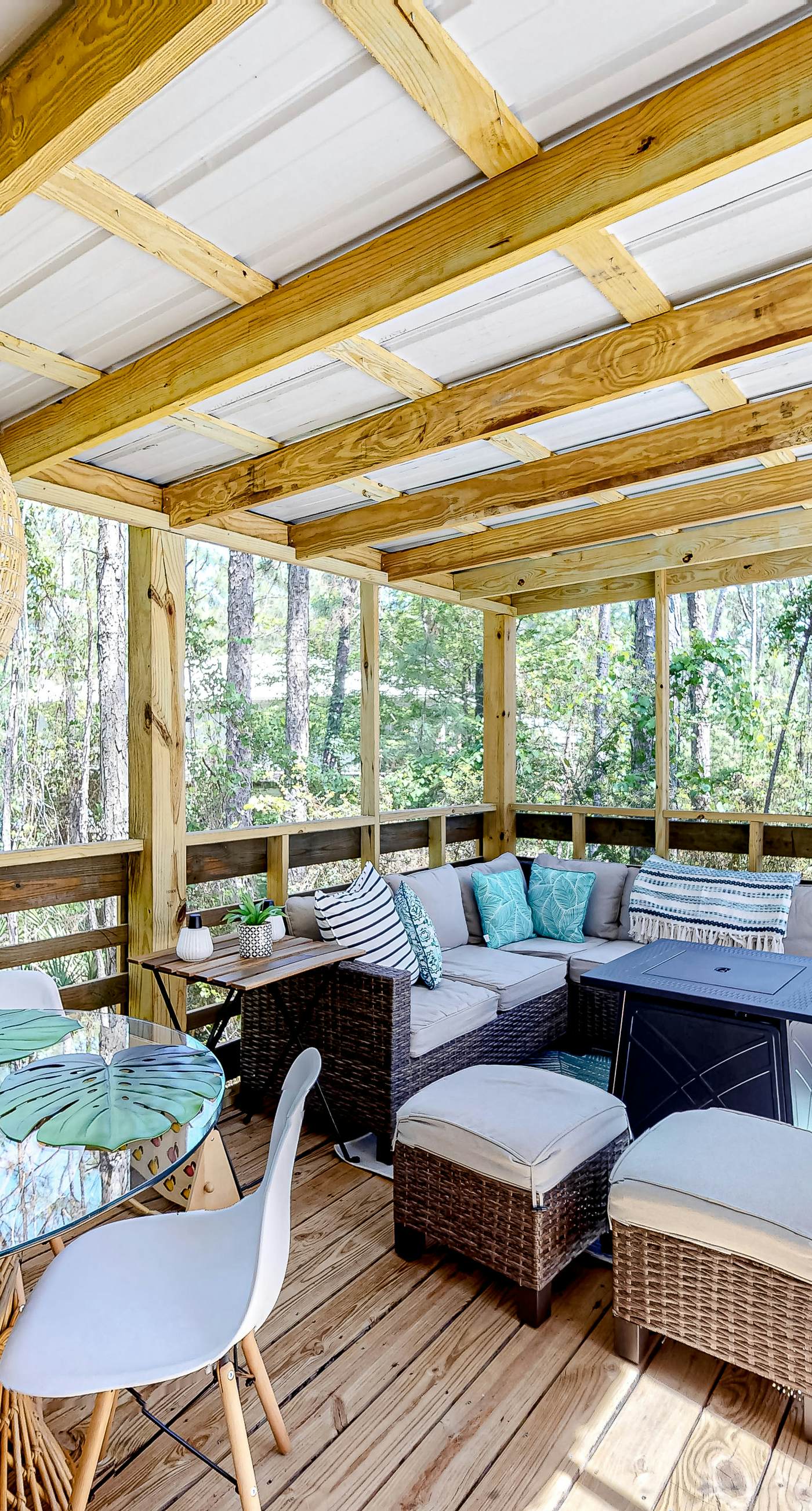 Charming A-frame with whimsical decor, WiFi, decks, sunroom, W&D, & AC - dogs OK