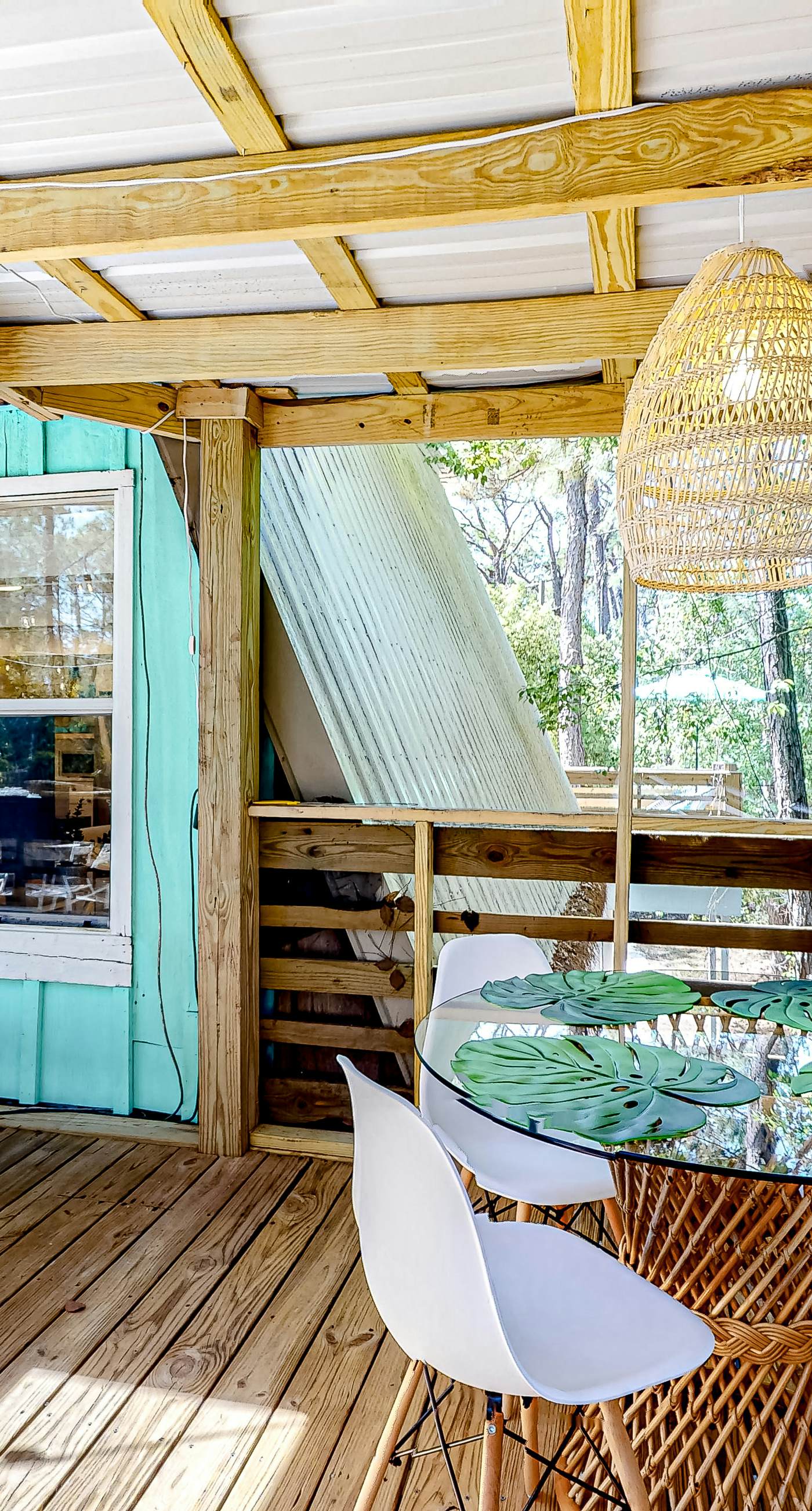 Charming A-frame with whimsical decor, WiFi, decks, sunroom, W&D, & AC - dogs OK