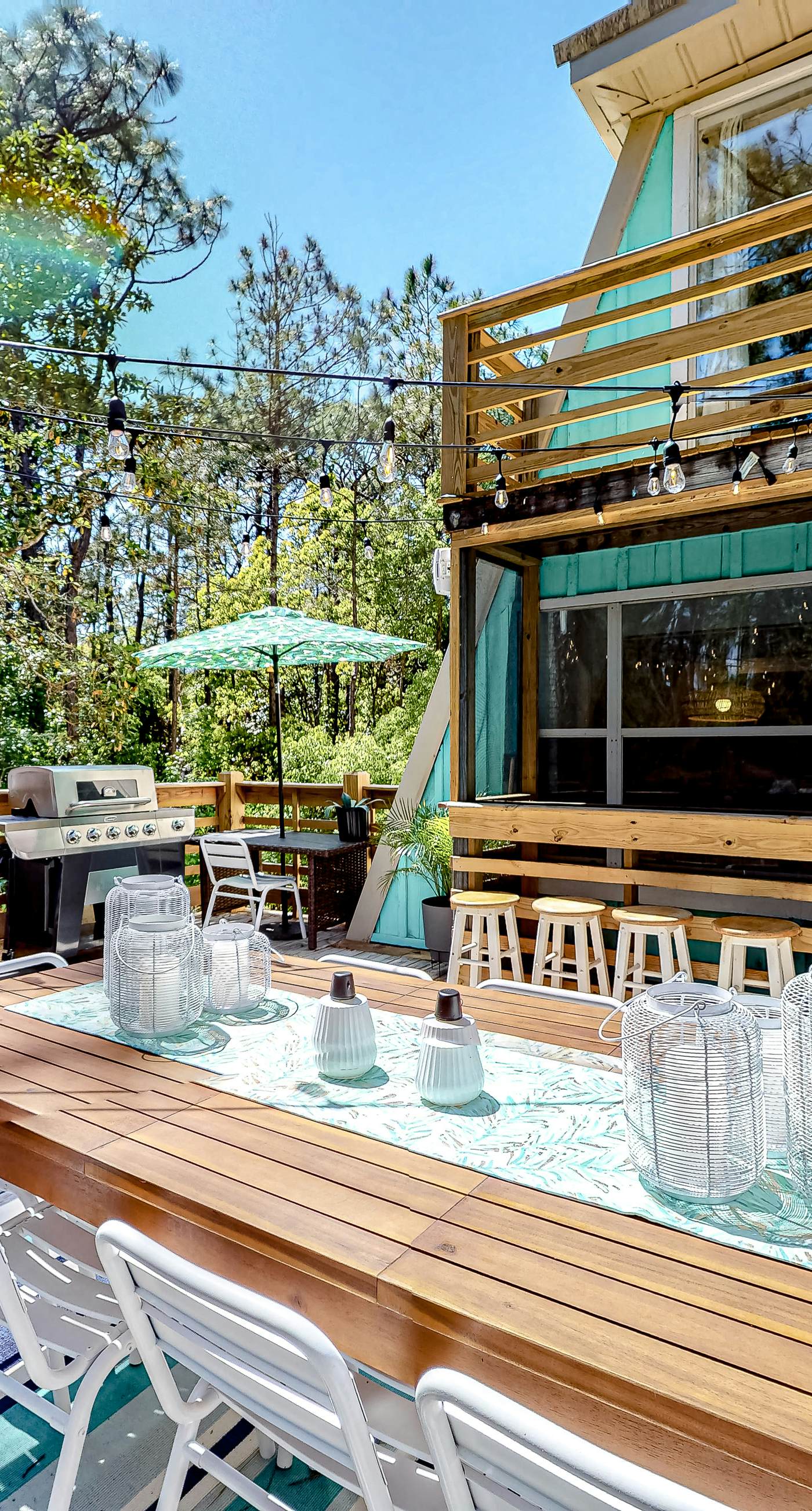 Charming A-frame with whimsical decor, WiFi, decks, sunroom, W&D, & AC - dogs OK