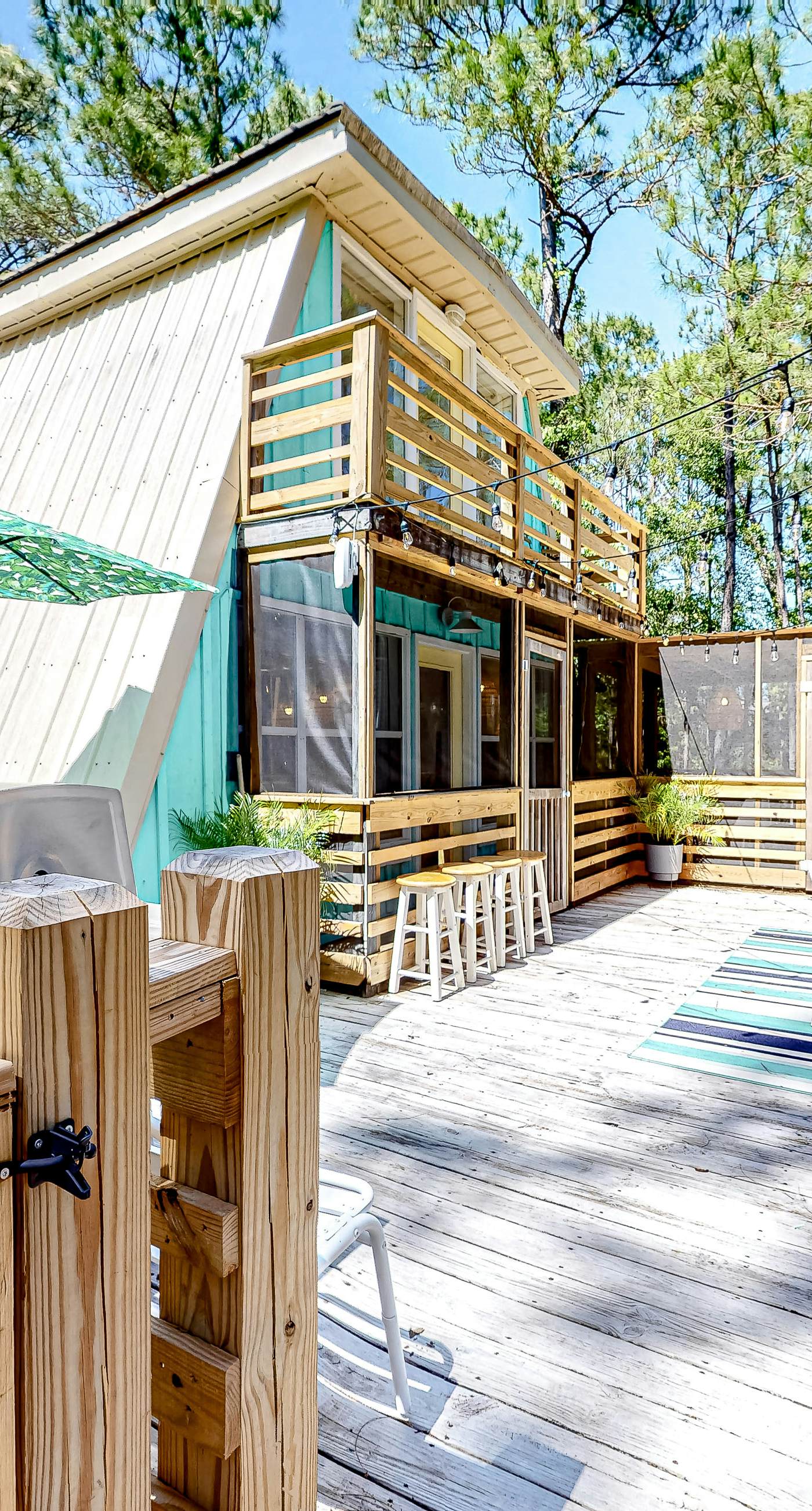 Charming A-frame with whimsical decor, WiFi, decks, sunroom, W&D, & AC - dogs OK