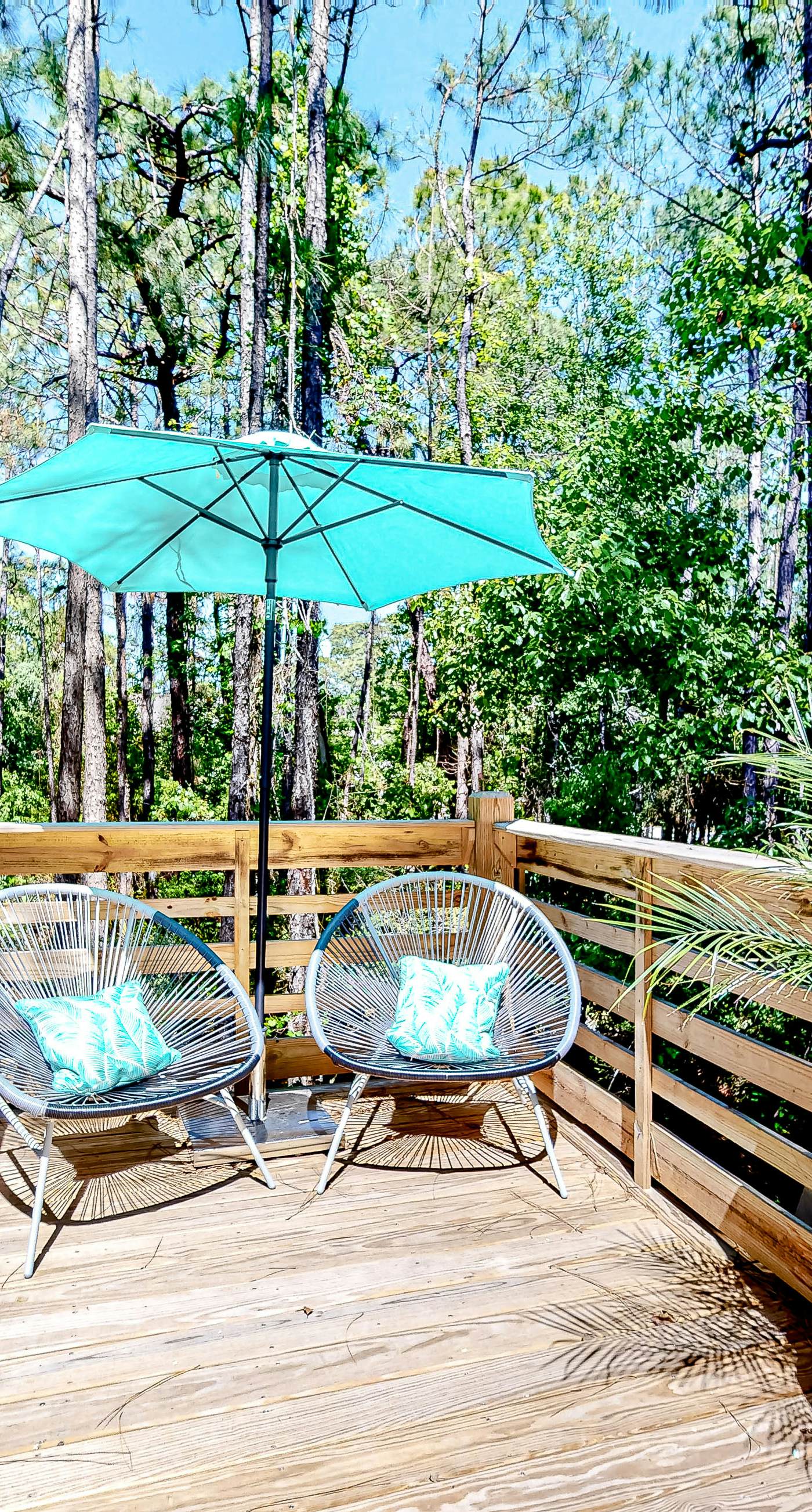 Charming A-frame with whimsical decor, WiFi, decks, sunroom, W&D, & AC - dogs OK