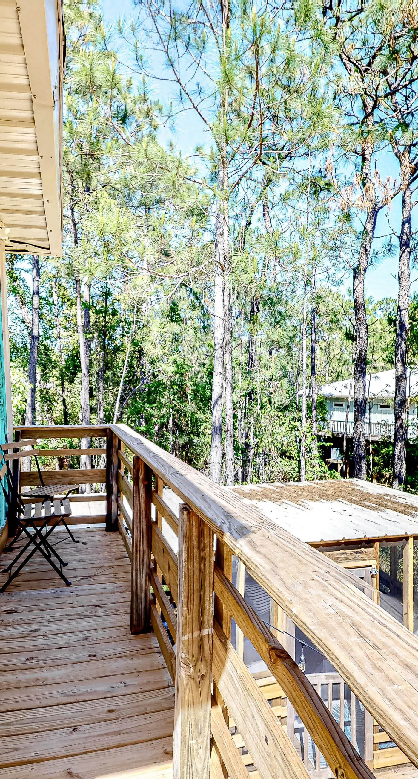 Charming A-frame with whimsical decor, WiFi, decks, sunroom, W&D, & AC - dogs OK