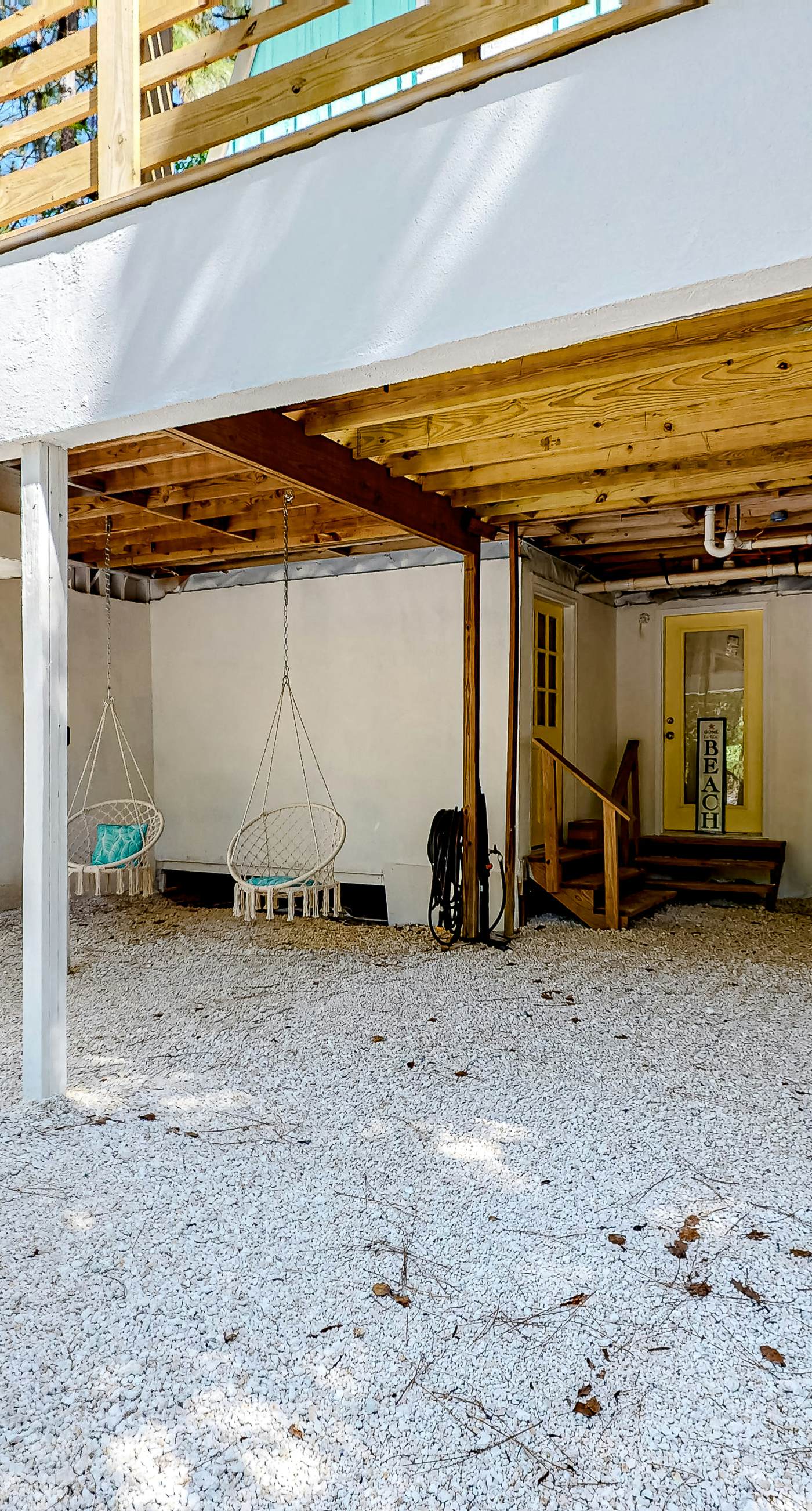 Charming A-frame with whimsical decor, WiFi, decks, sunroom, W&D, & AC - dogs OK