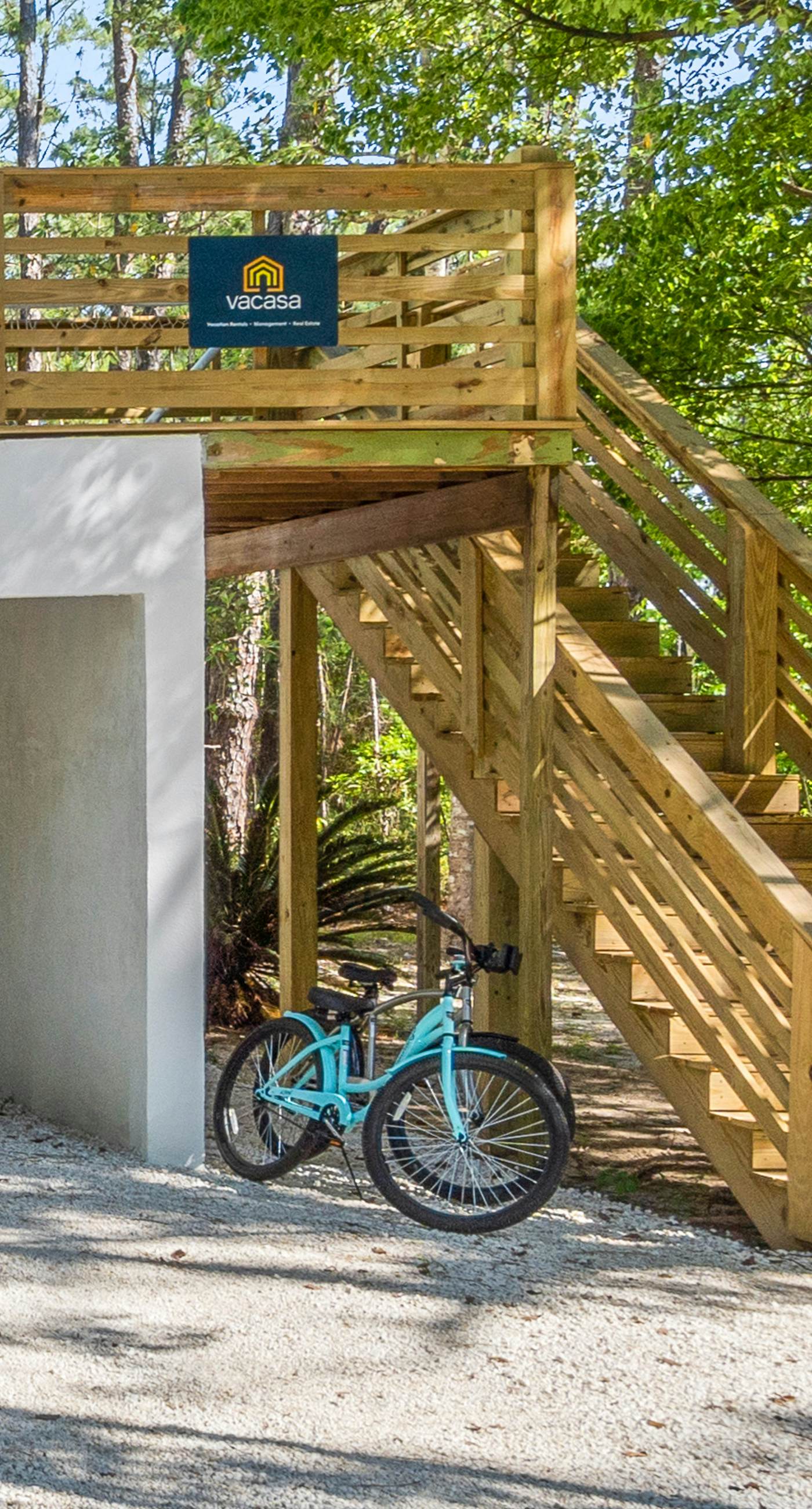 Charming A-frame with whimsical decor, WiFi, decks, sunroom, W&D, & AC - dogs OK