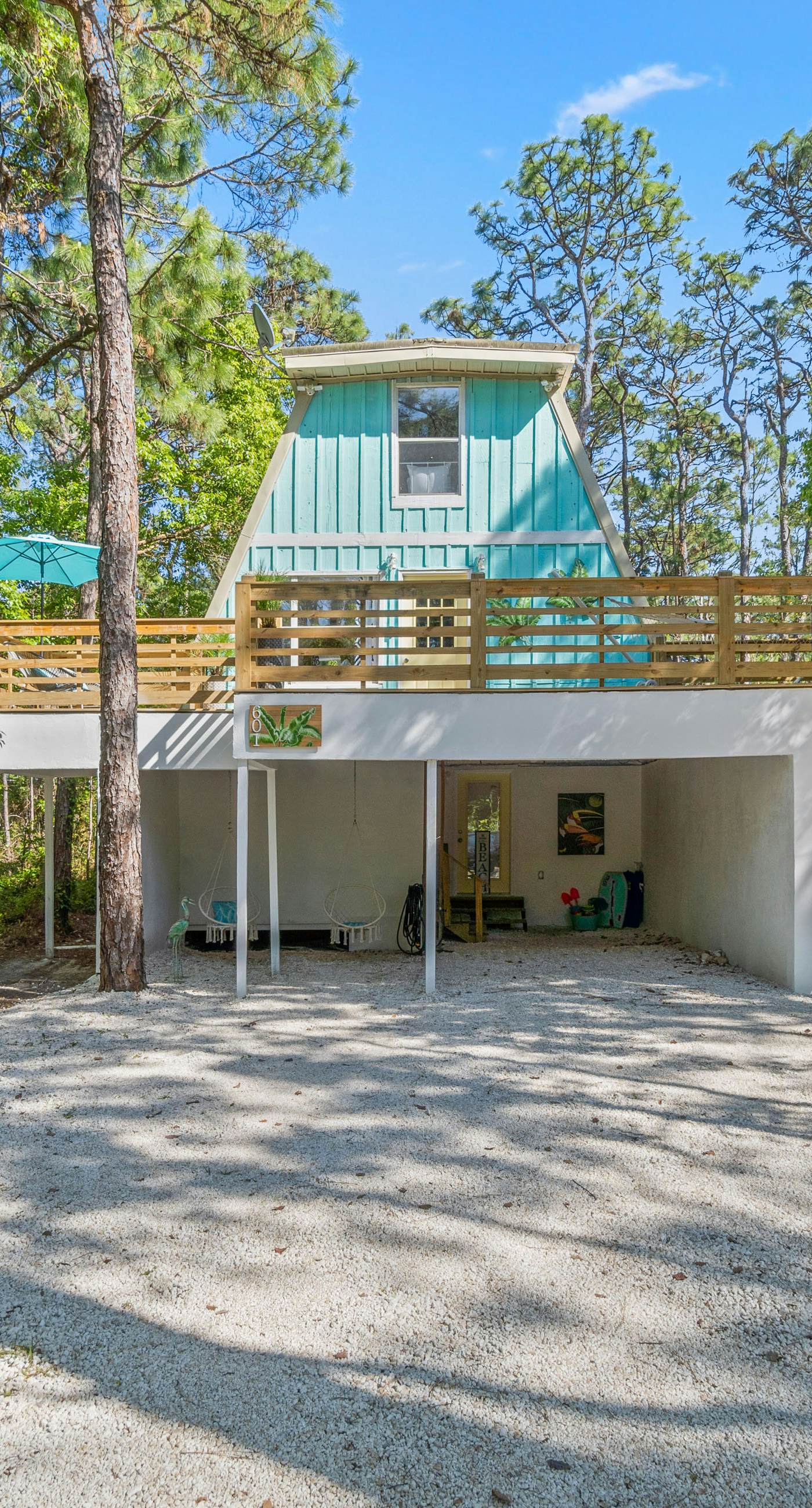 Charming A-frame with whimsical decor, WiFi, decks, sunroom, W&D, & AC - dogs OK
