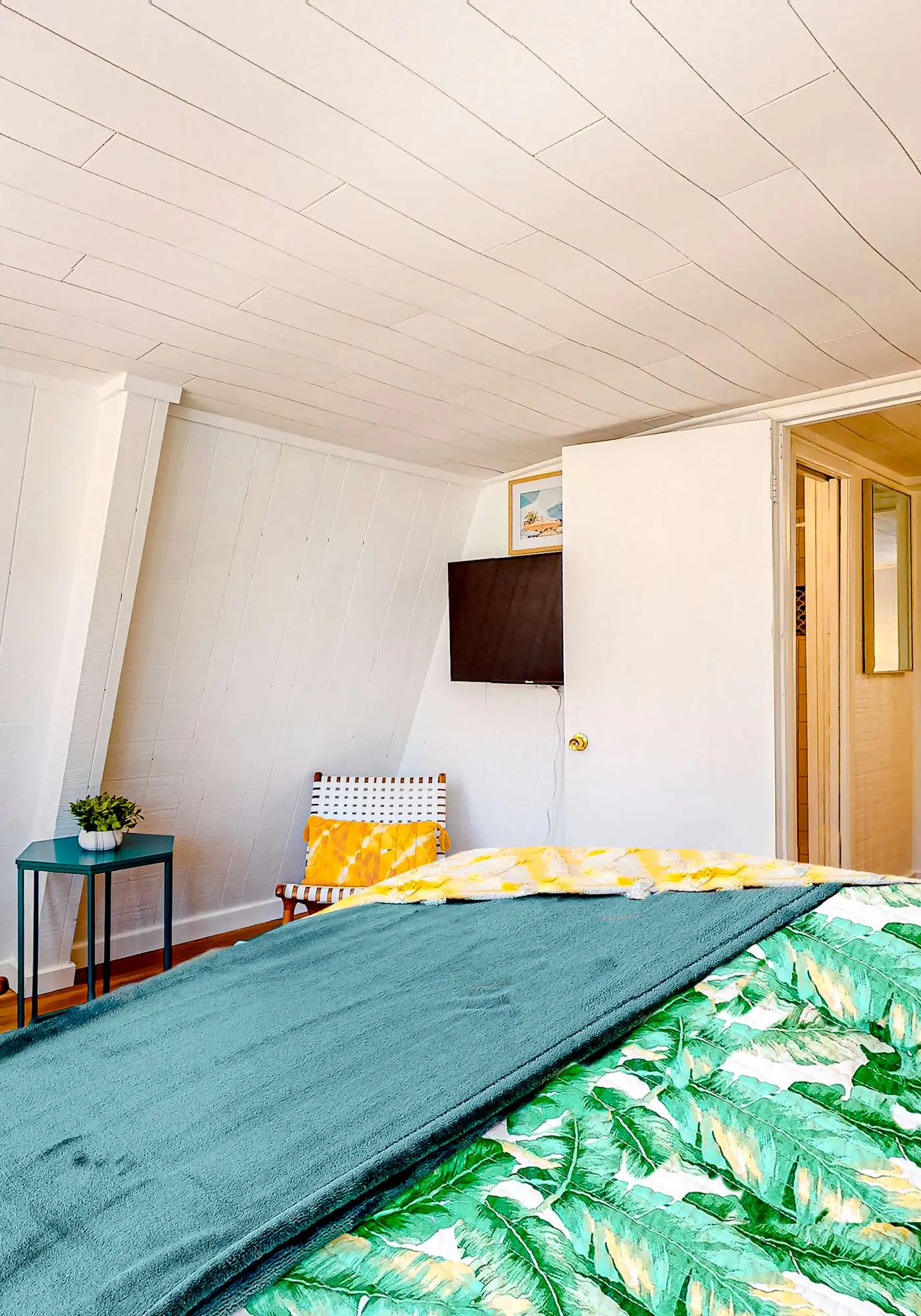 Charming A-frame with whimsical decor, WiFi, decks, sunroom, W&D, & AC - dogs OK
