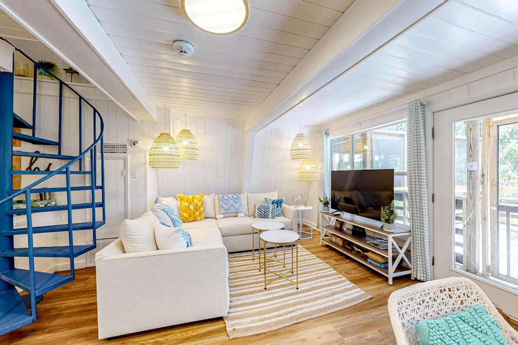 Charming A-frame with whimsical decor, WiFi, decks, sunroom, W&D, & AC - dogs OK