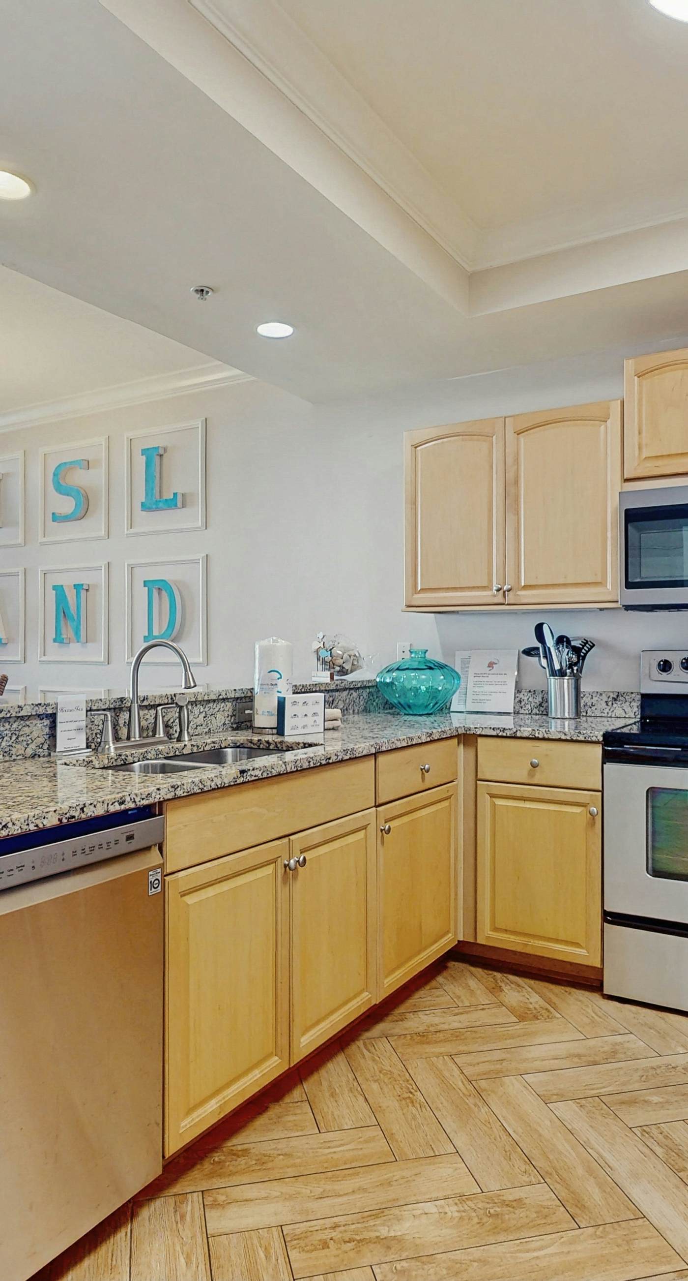 Bright & beachy waterfront condo with pools, tennis, gym, spacious balcony & W/D