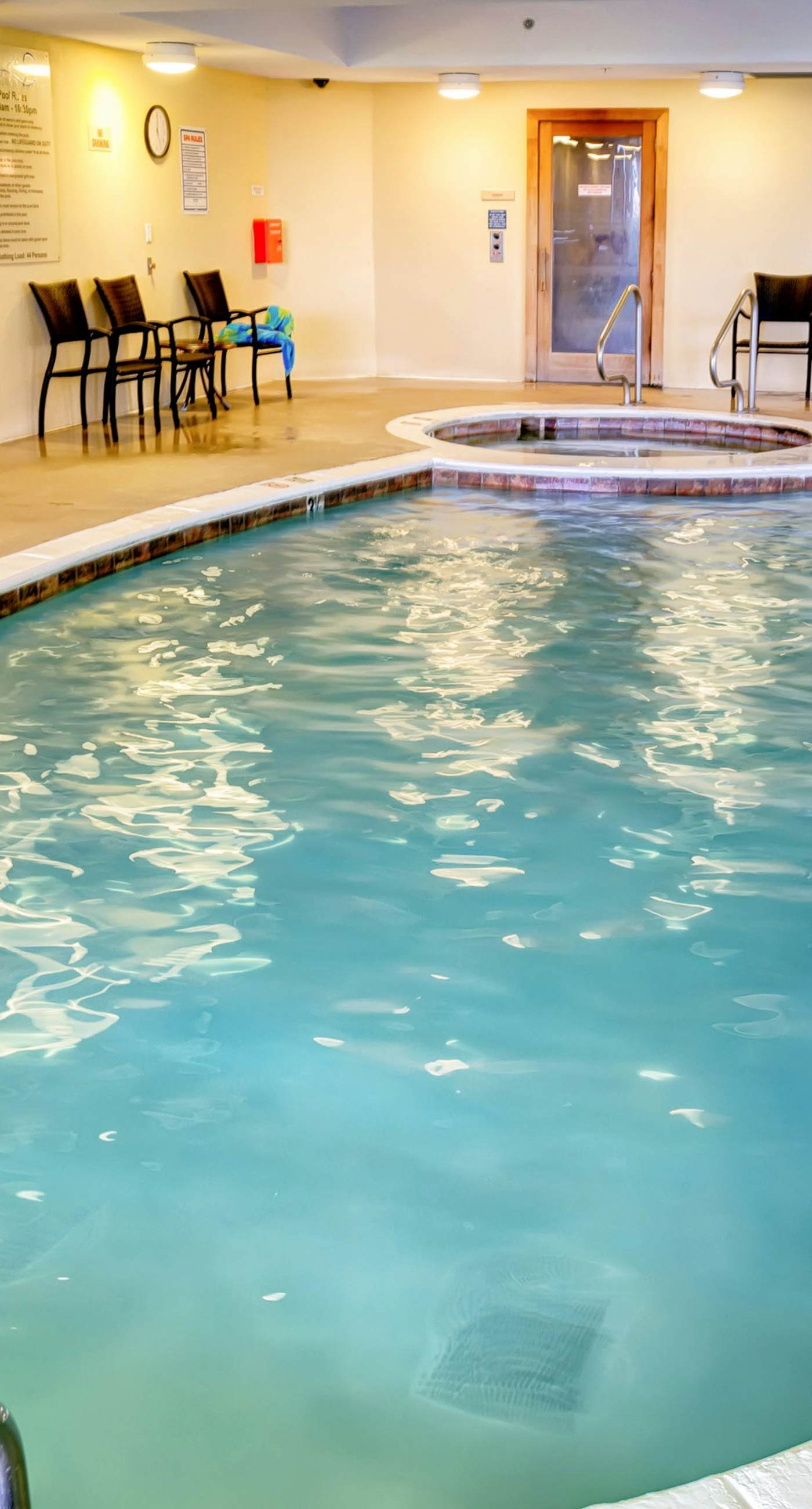 Bright & beachy waterfront condo with pools, tennis, gym, spacious balcony & W/D