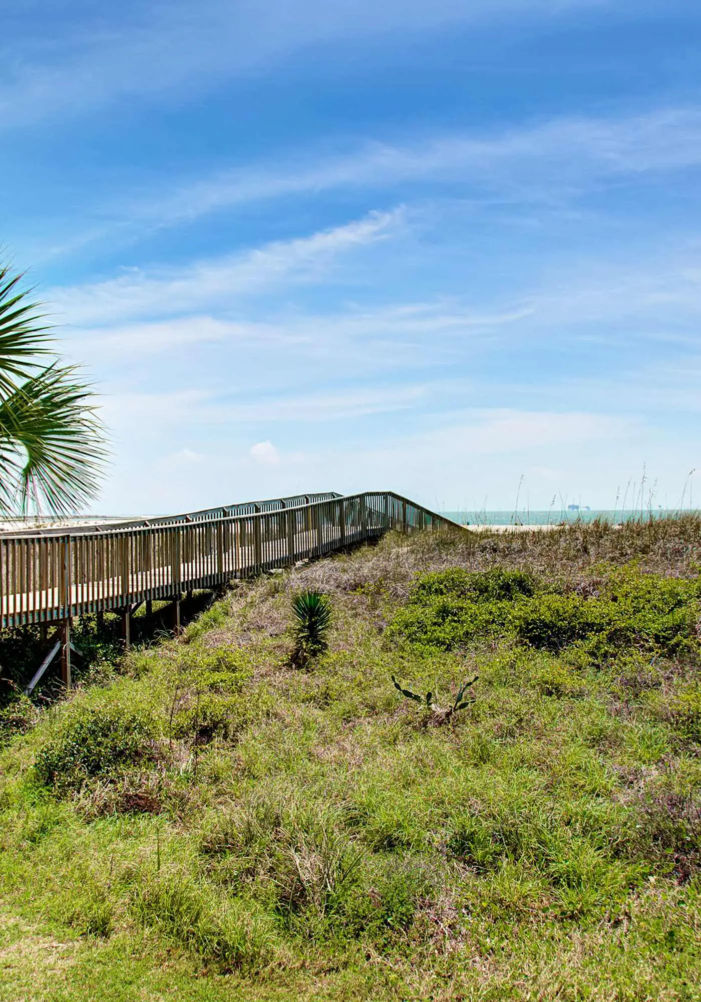 Bright & beachy waterfront condo with pools, tennis, gym, spacious balcony & W/D