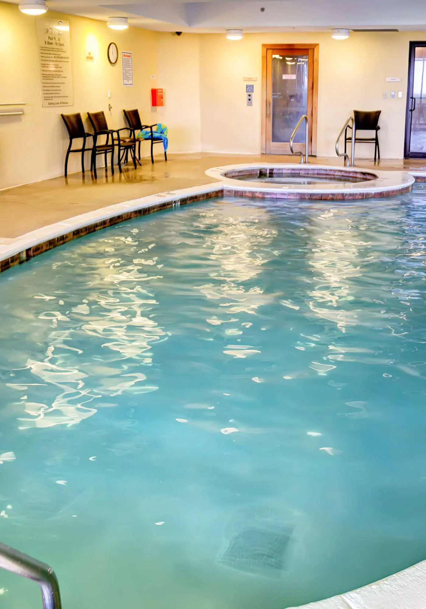 Bright & beachy waterfront condo with pools, tennis, gym, spacious balcony & W/D