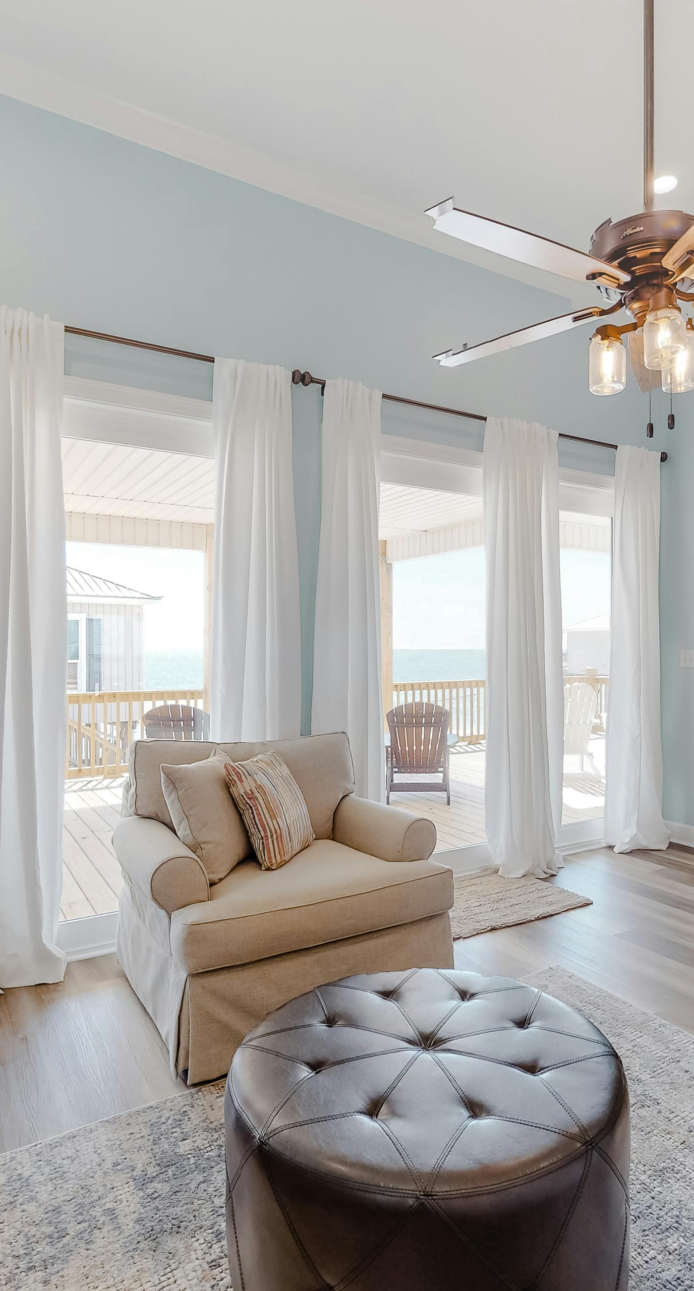 Dreamy oceanfront gem with beach access, furnished deck, & fast WiFi - dogs OK