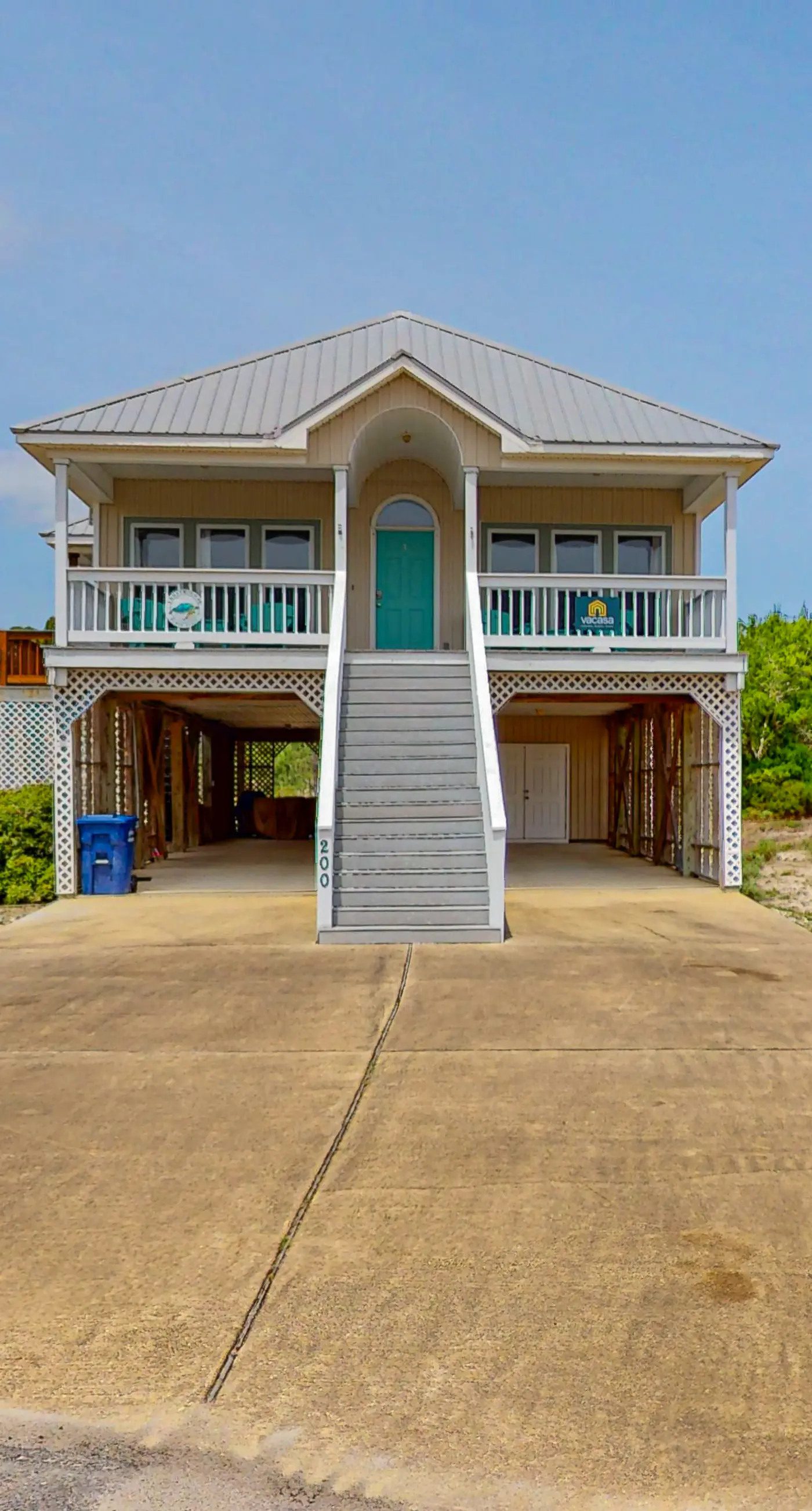 Spacious Island Gem Near the Beach & Town With Large Deck & Full Kitchen - Dogs OK