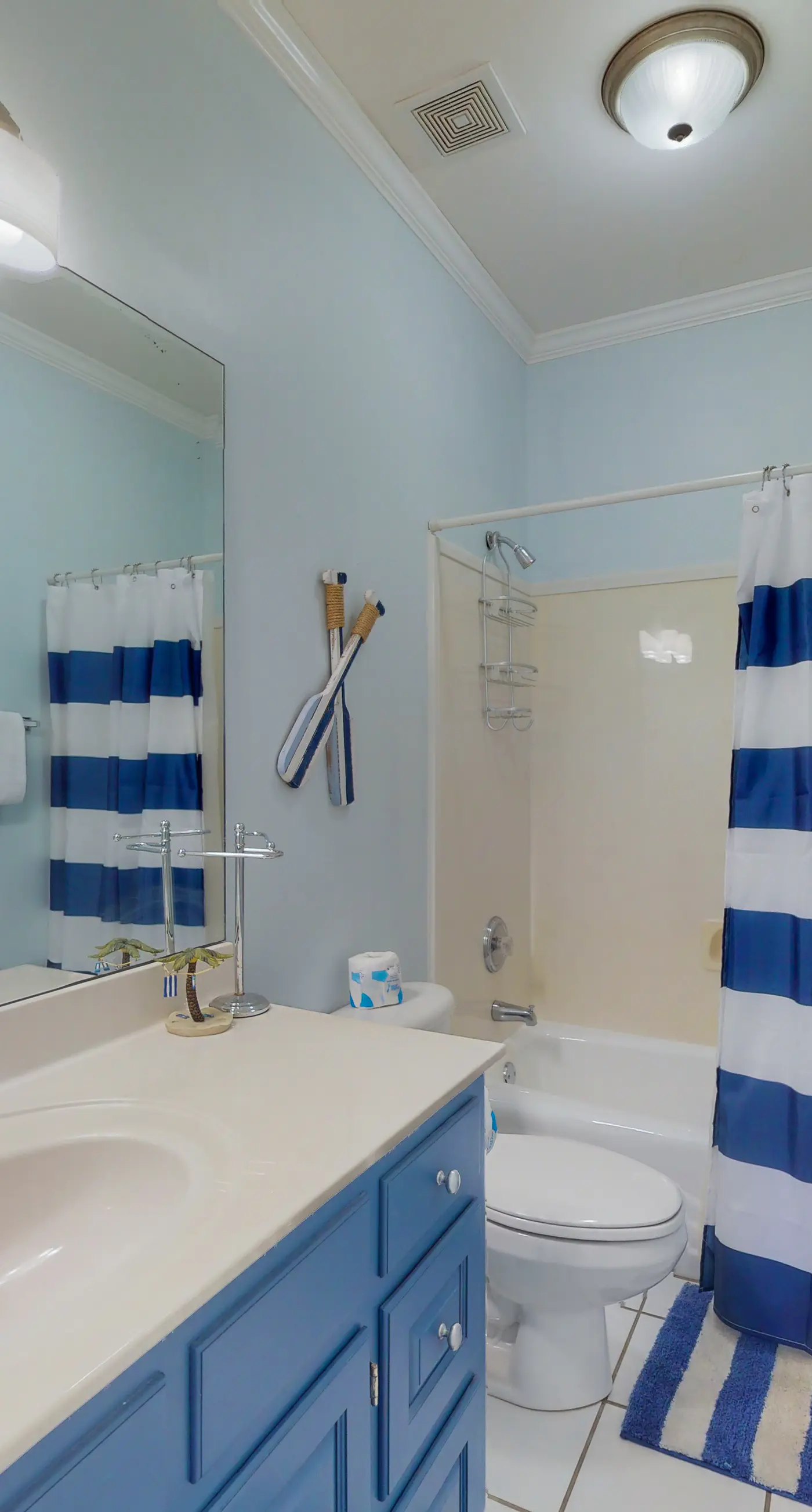 Spacious Island Gem Near the Beach & Town With Large Deck & Full Kitchen - Dogs OK