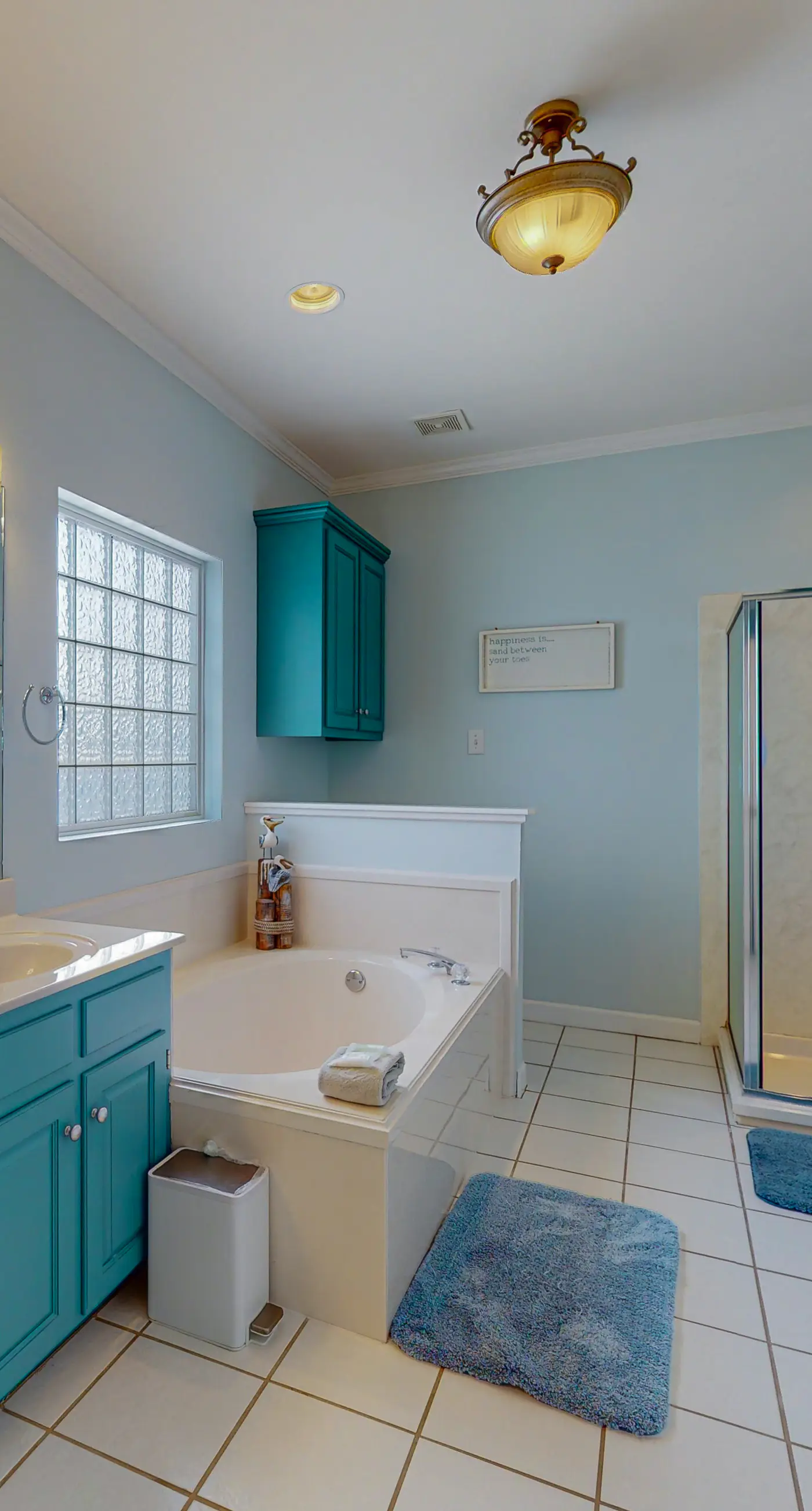 Spacious Island Gem Near the Beach & Town With Large Deck & Full Kitchen - Dogs OK