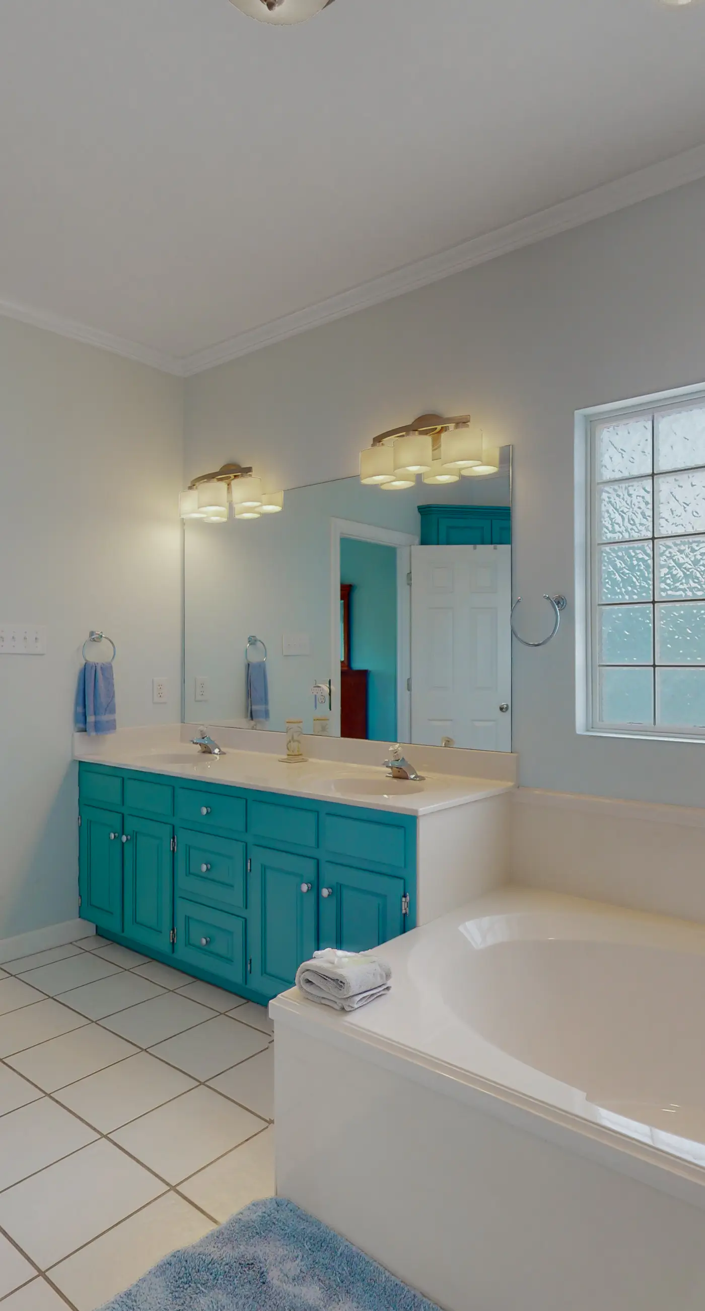 Spacious Island Gem Near the Beach & Town With Large Deck & Full Kitchen - Dogs OK