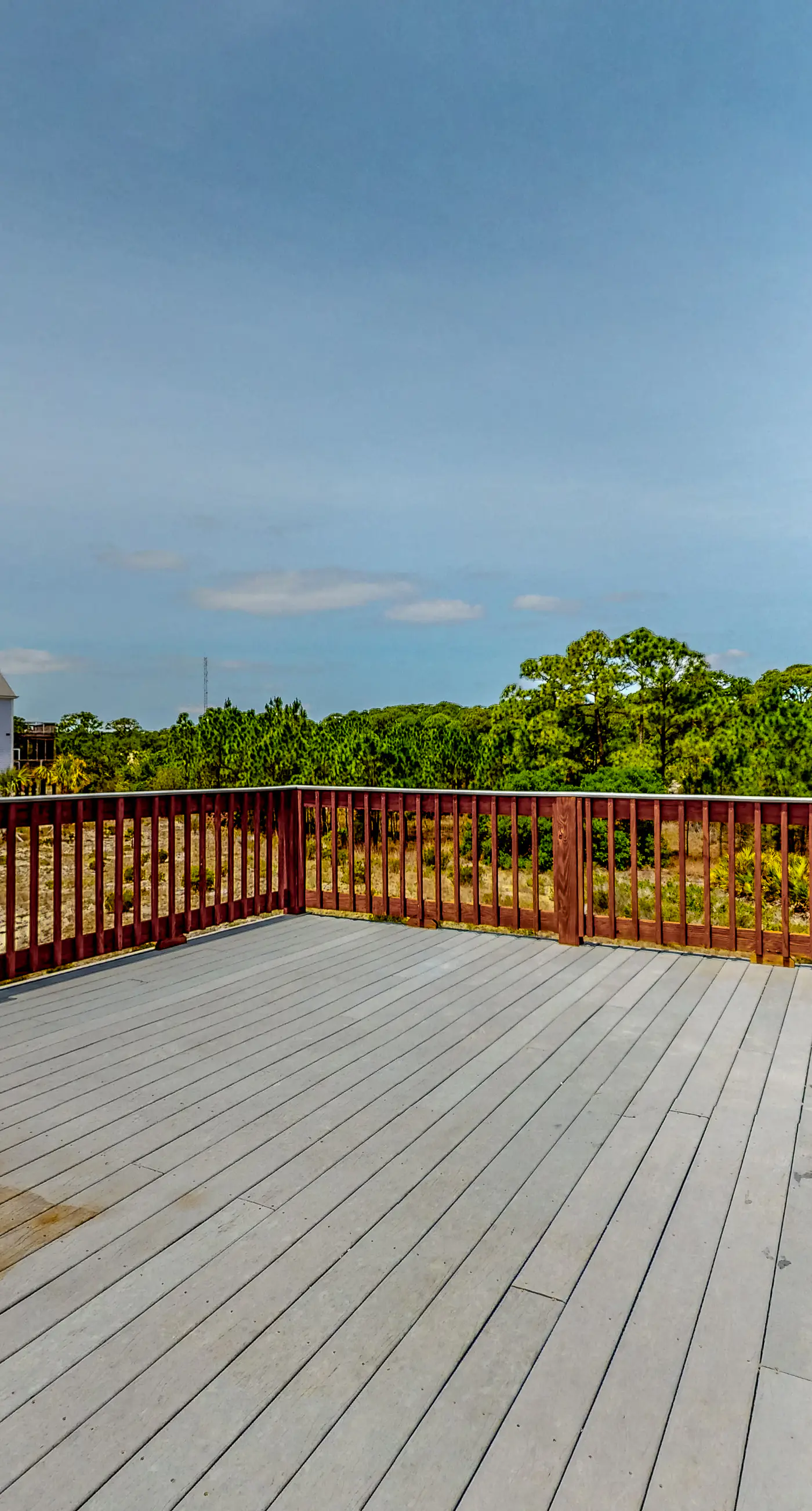 Spacious Island Gem Near the Beach & Town With Large Deck & Full Kitchen - Dogs OK