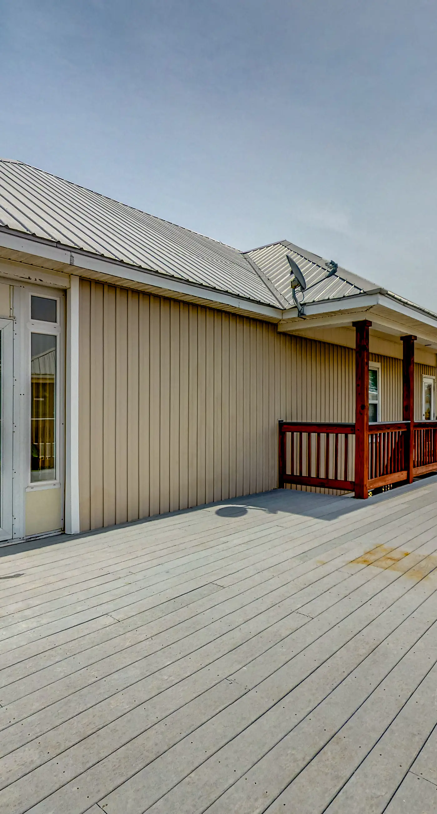 Spacious Island Gem Near the Beach & Town With Large Deck & Full Kitchen - Dogs OK