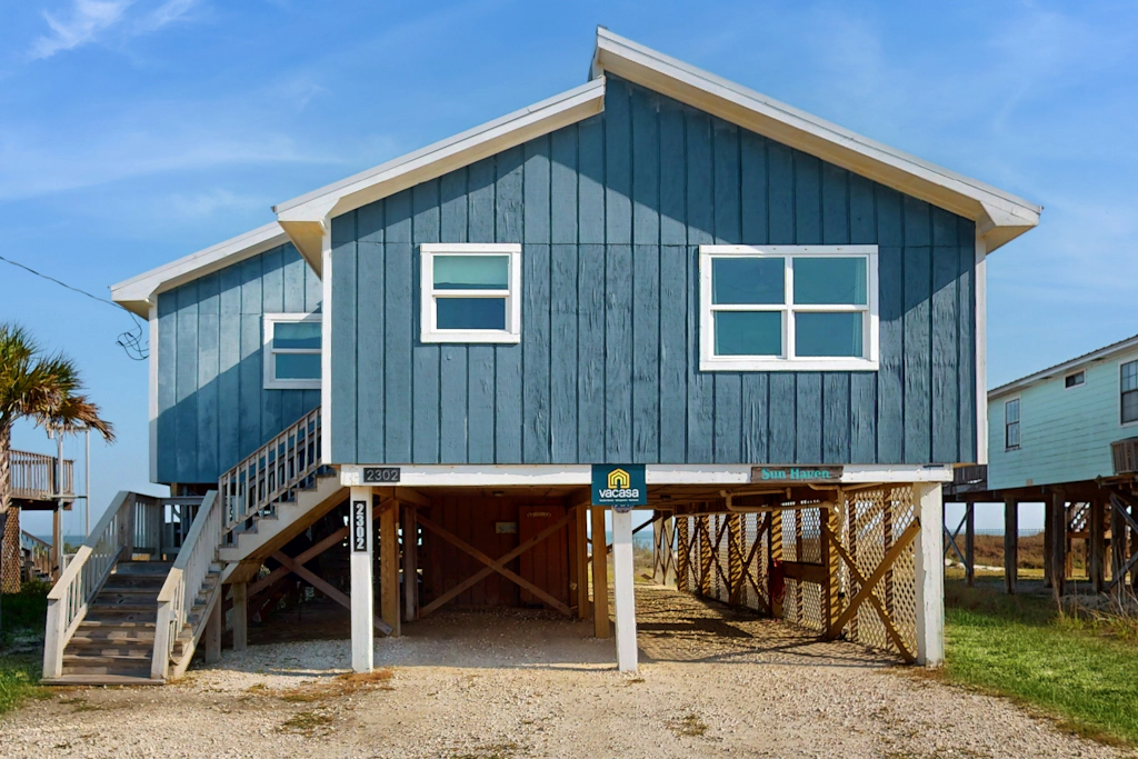 Island Gem on the Water With Private Dock, Large Deck, Gas Grill & WiFi - Dogs OK