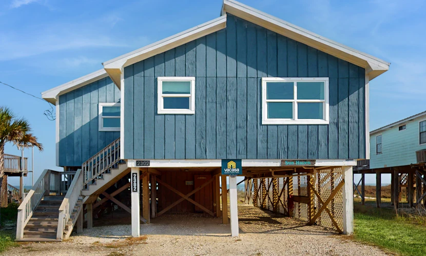 Island Gem on the Water With Private Dock, Large Deck, Gas Grill & WiFi - Dogs OK