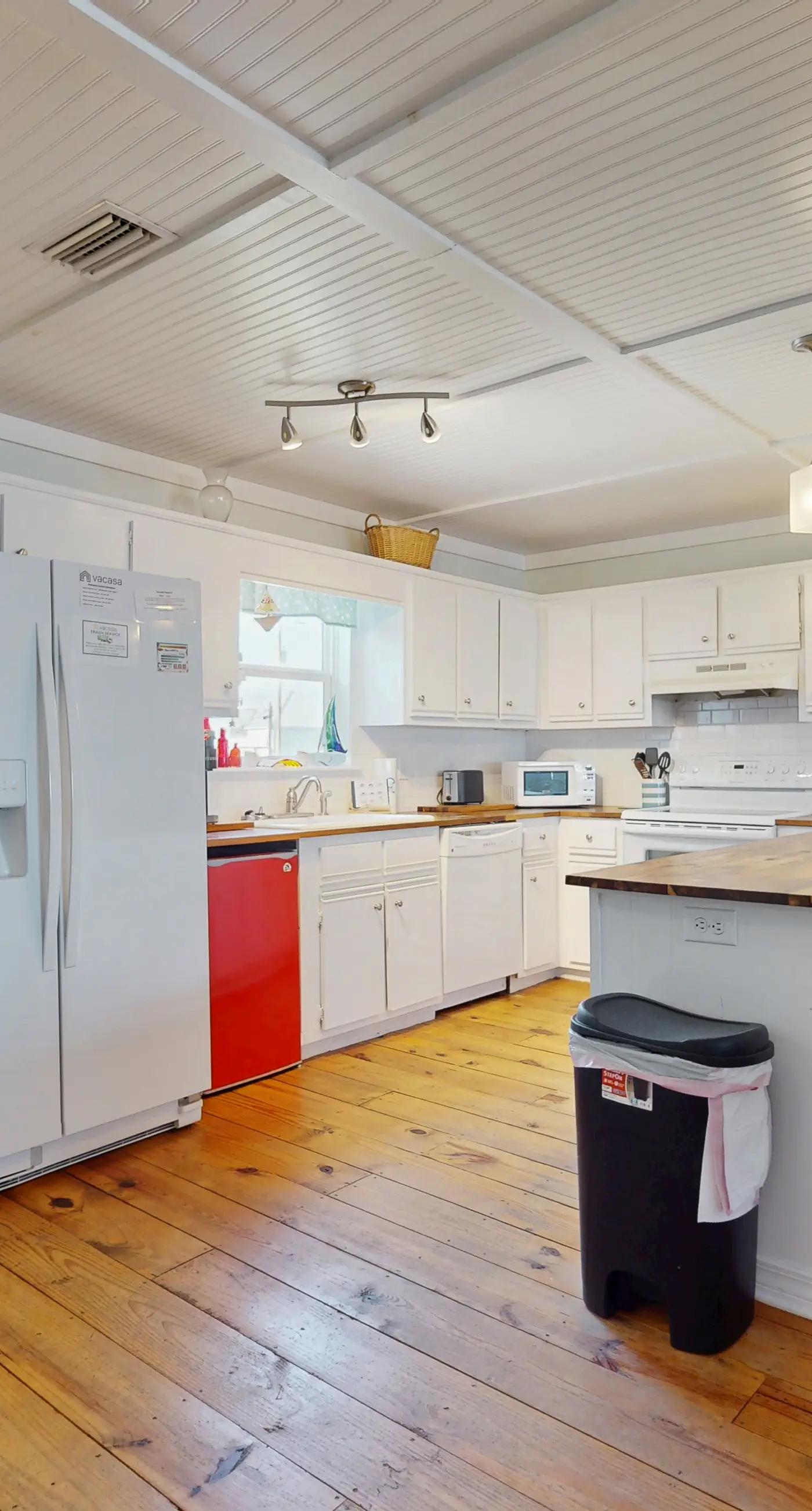 Island Gem on the Water With Private Dock, Large Deck, Gas Grill & WiFi - Dogs OK