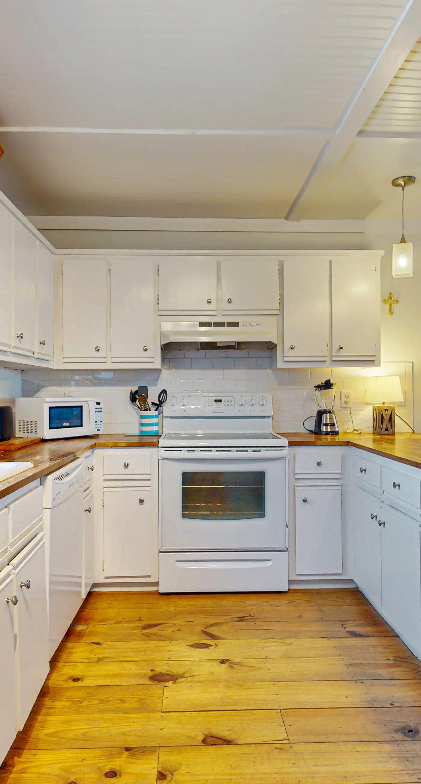 Island Gem on the Water With Private Dock, Large Deck, Gas Grill & WiFi - Dogs OK