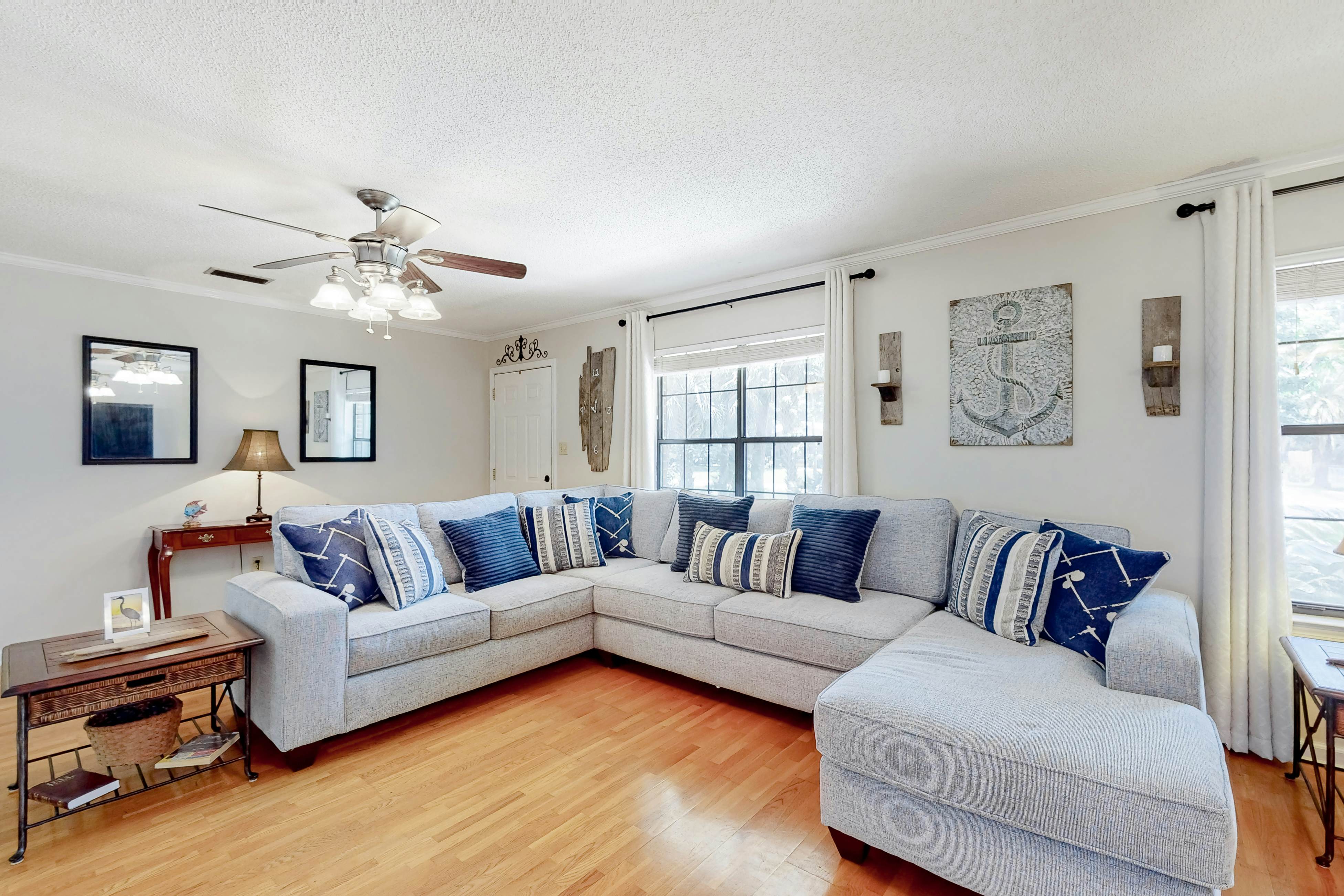 Dreamy island home with outdoor kitchen, gas grill, firepit, WiFi & lush yard