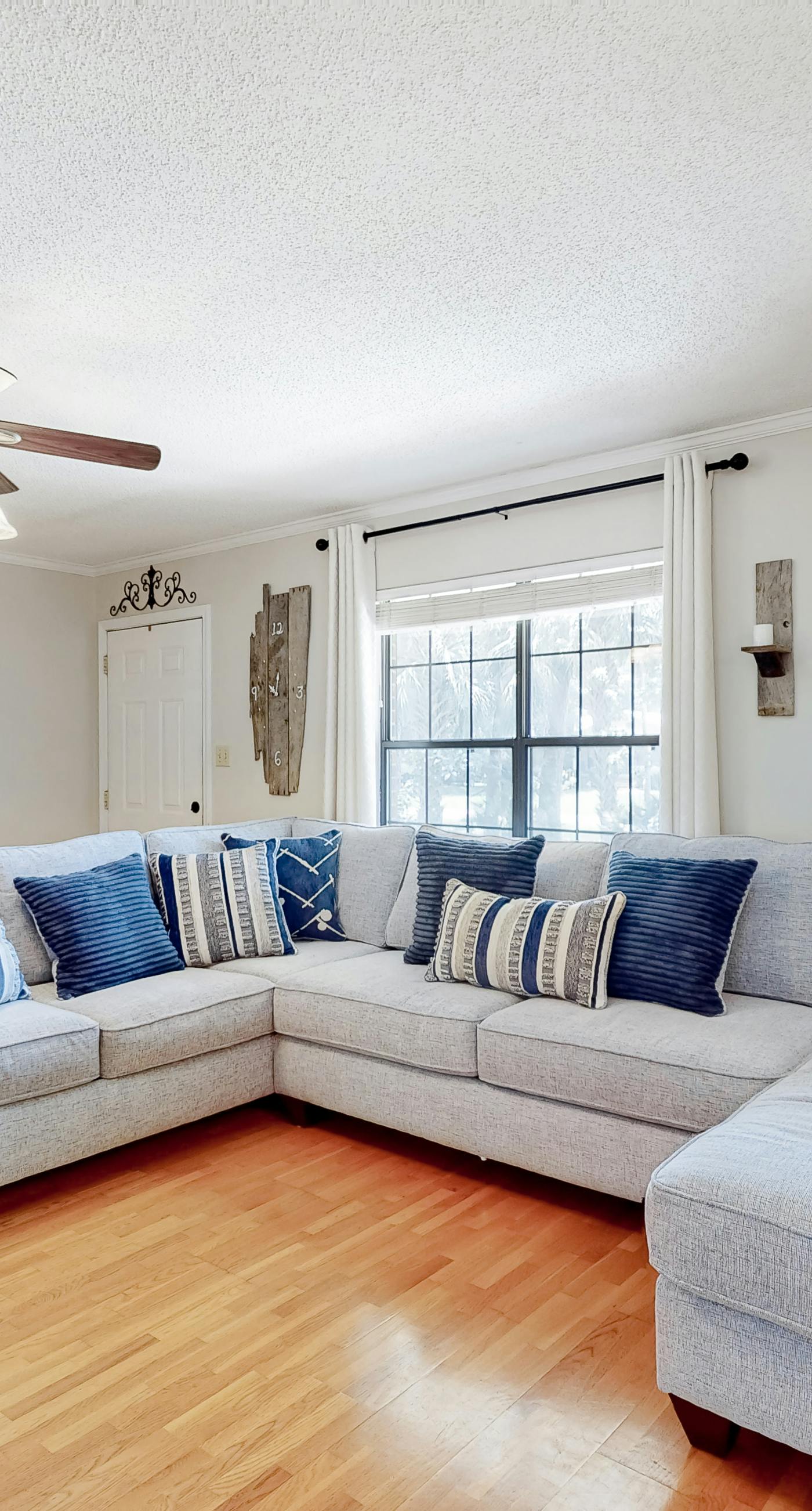 Dreamy island home with outdoor kitchen, gas grill, firepit, WiFi & lush yard