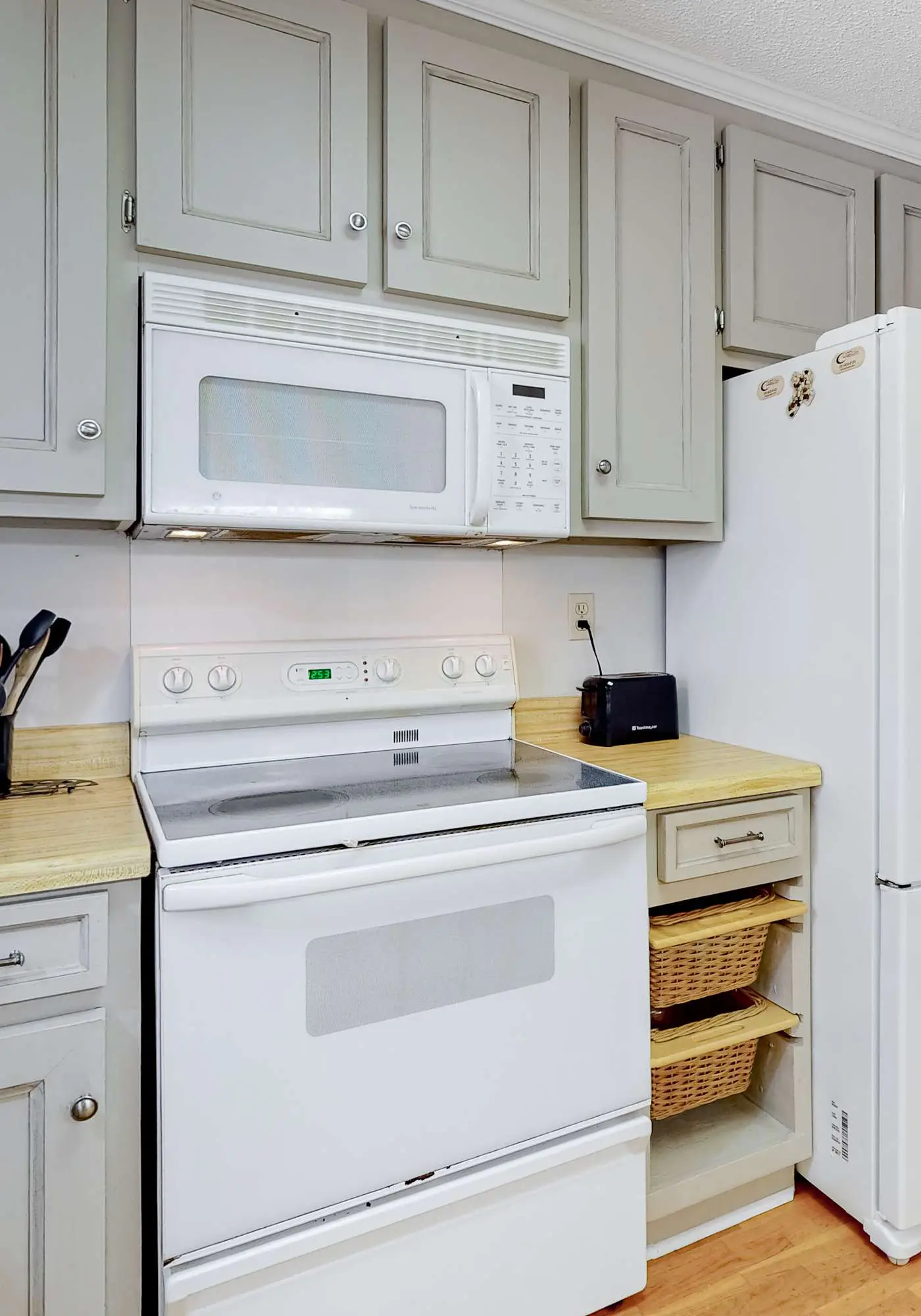 Dreamy island home with outdoor kitchen, gas grill, firepit, WiFi & lush yard