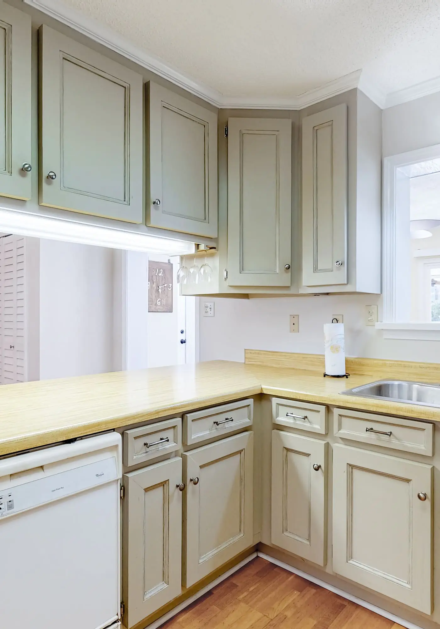 Dreamy island home with outdoor kitchen, gas grill, firepit, WiFi & lush yard