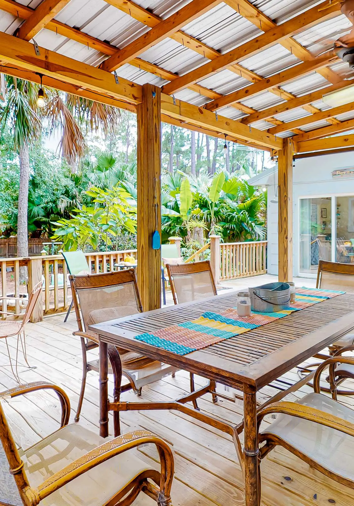 Dreamy island home with outdoor kitchen, gas grill, firepit, WiFi & lush yard