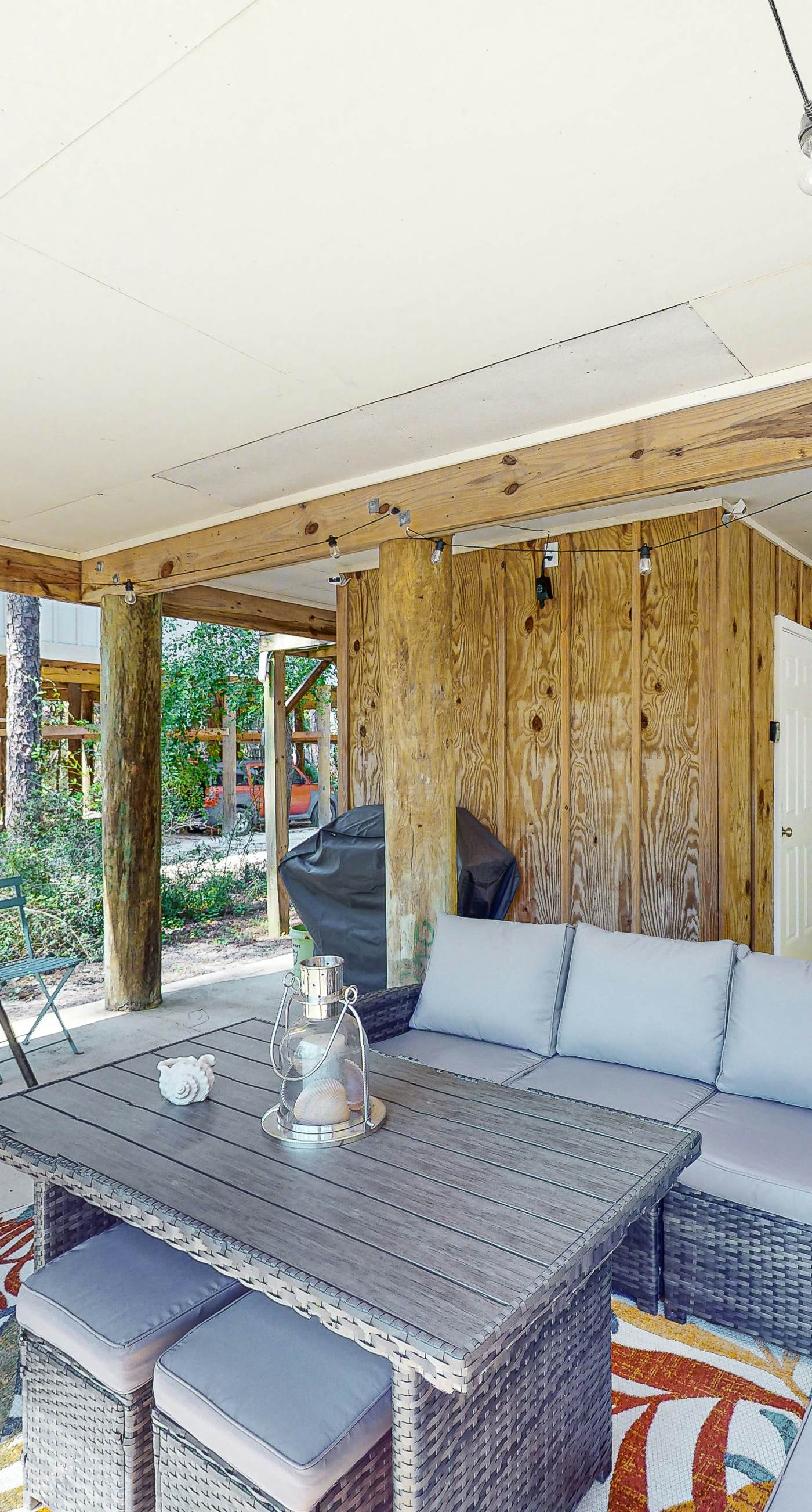 Dog-friendly, corner townhome steps from the beach with patio & WiFi