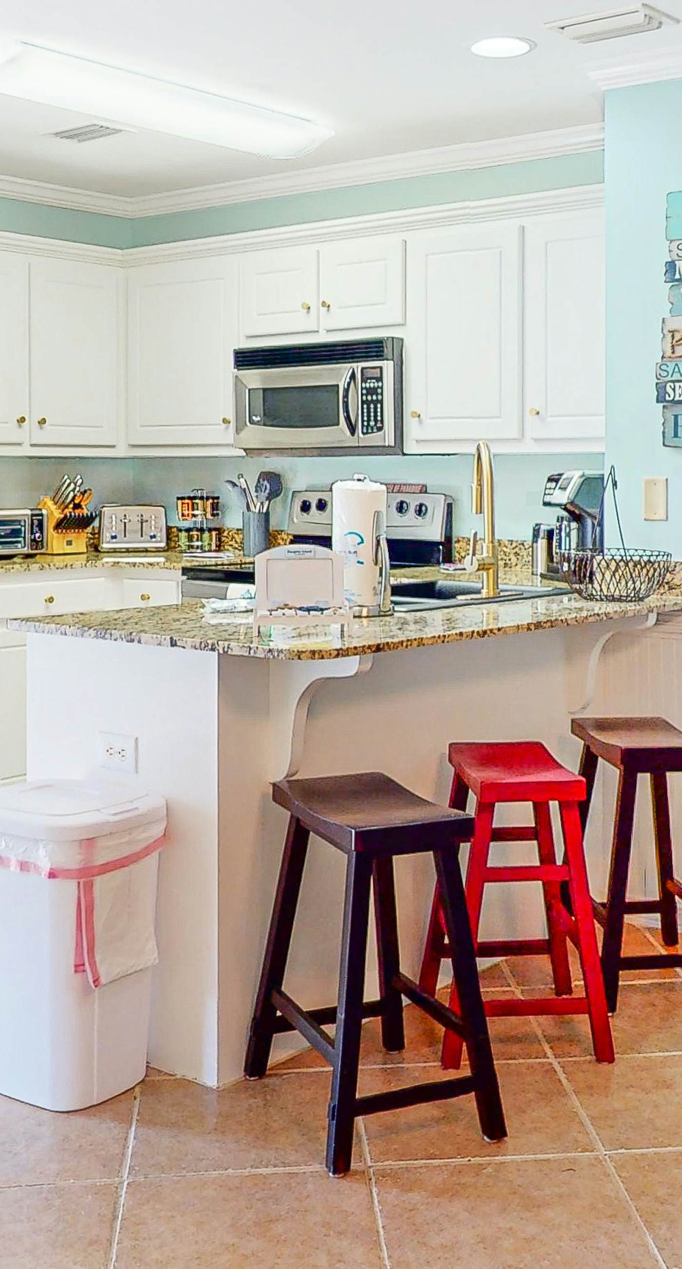 Dog-friendly, corner townhome steps from the beach with patio & WiFi