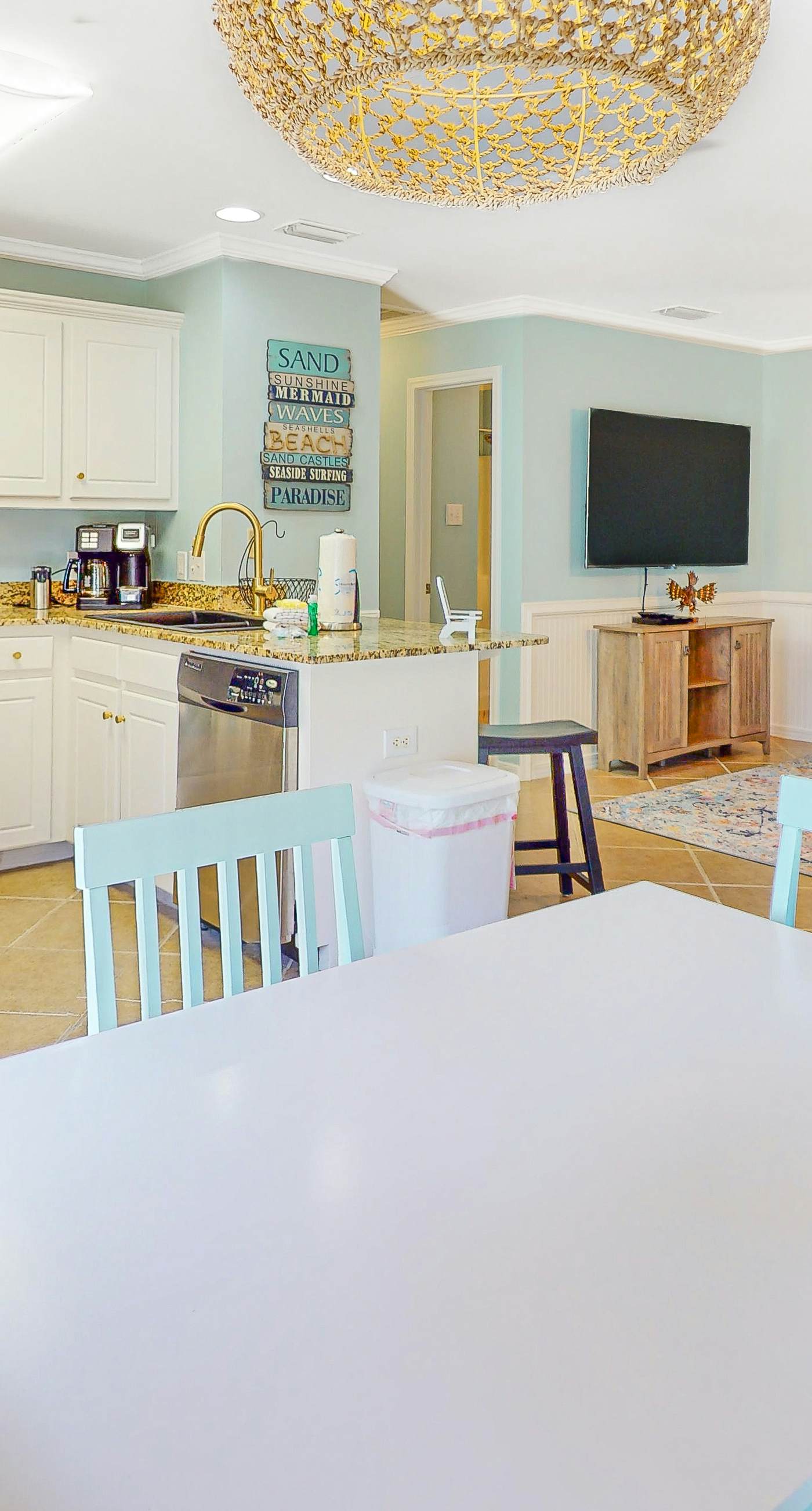 Dog-friendly, corner townhome steps from the beach with patio & WiFi