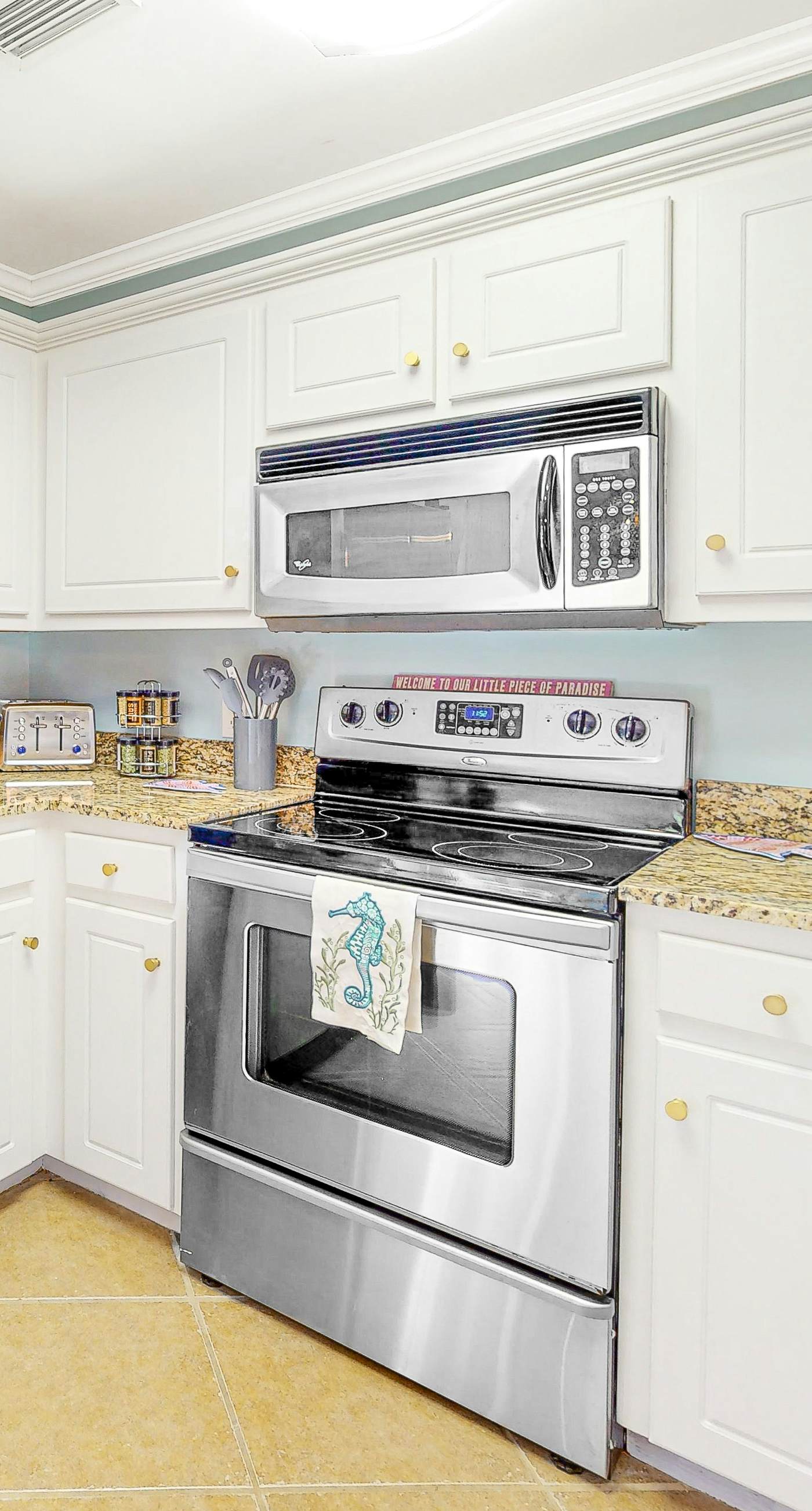 Dog-friendly, corner townhome steps from the beach with patio & WiFi