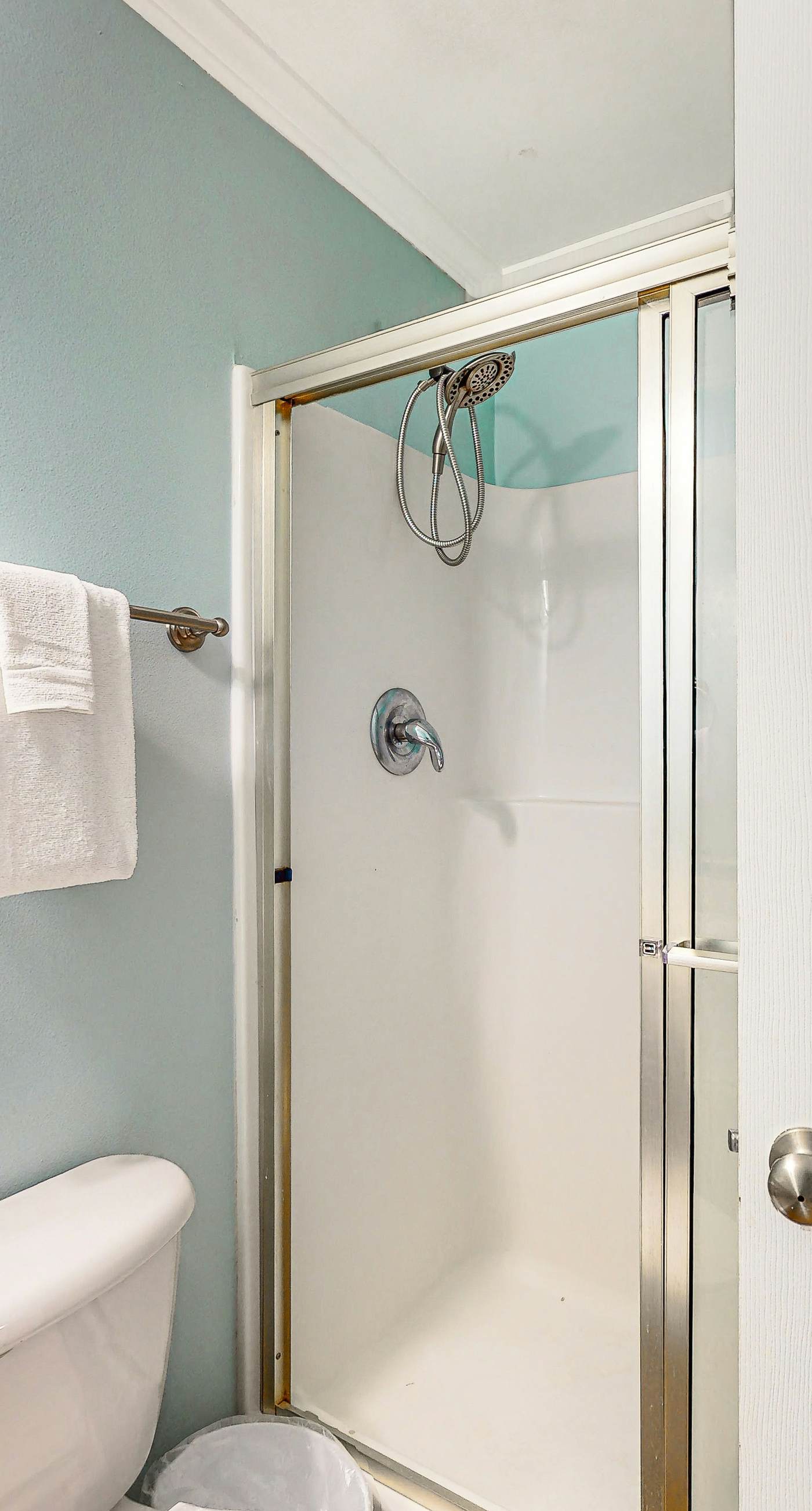 Dog-friendly, corner townhome steps from the beach with patio & WiFi