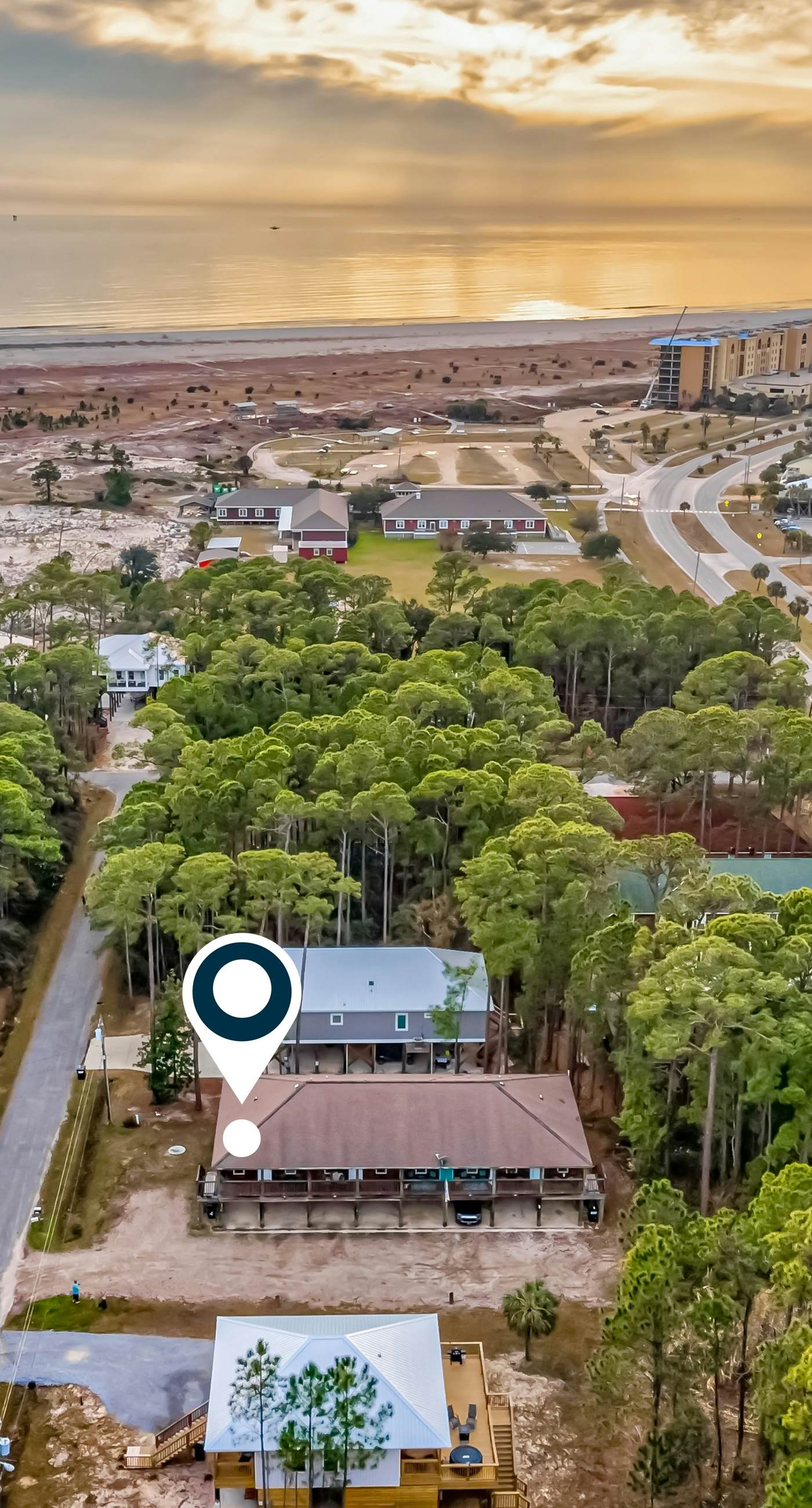 Dog-friendly, corner townhome steps from the beach with patio & WiFi