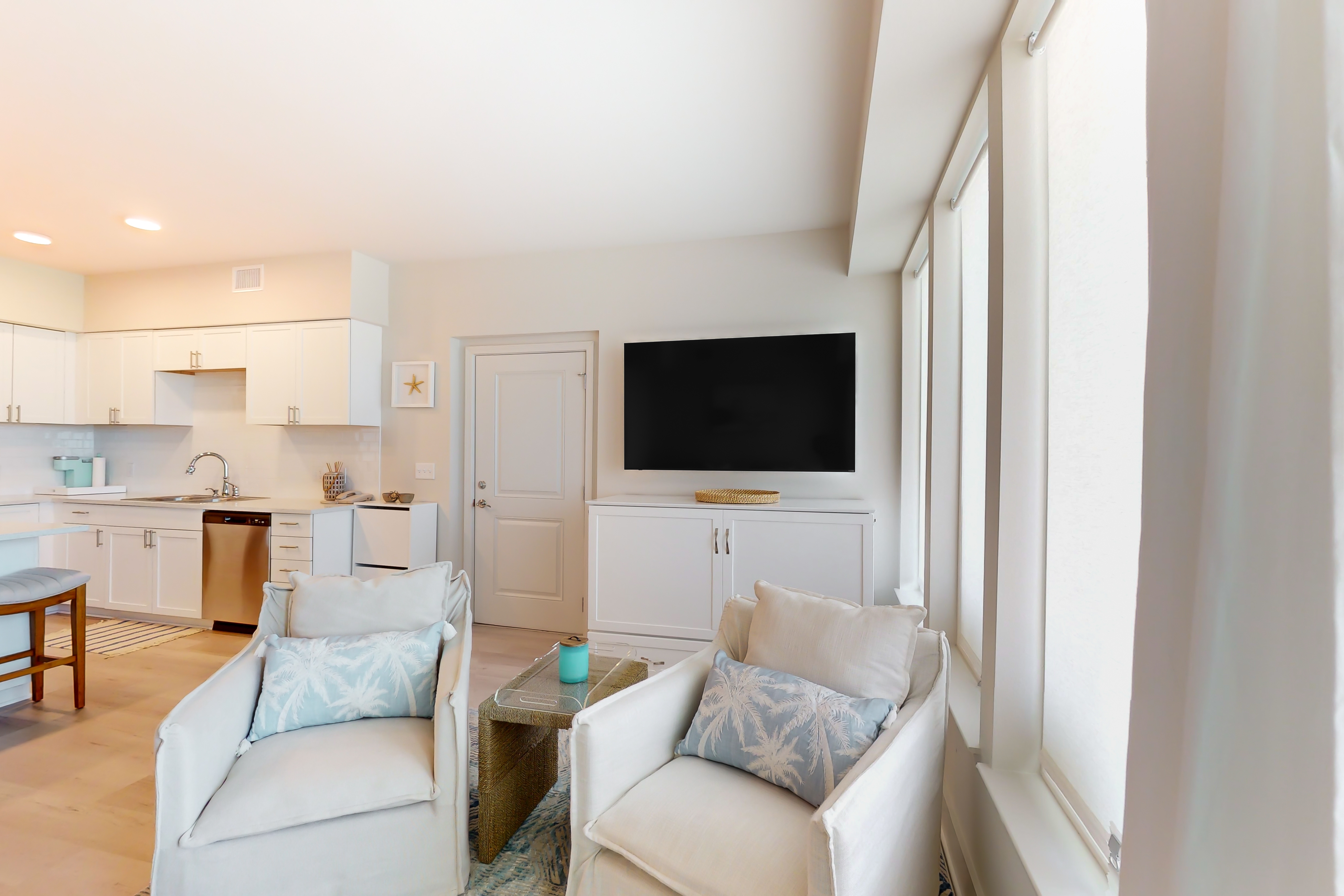 Brand-new beach condo with pool, hot tub, AC & washer/dryer