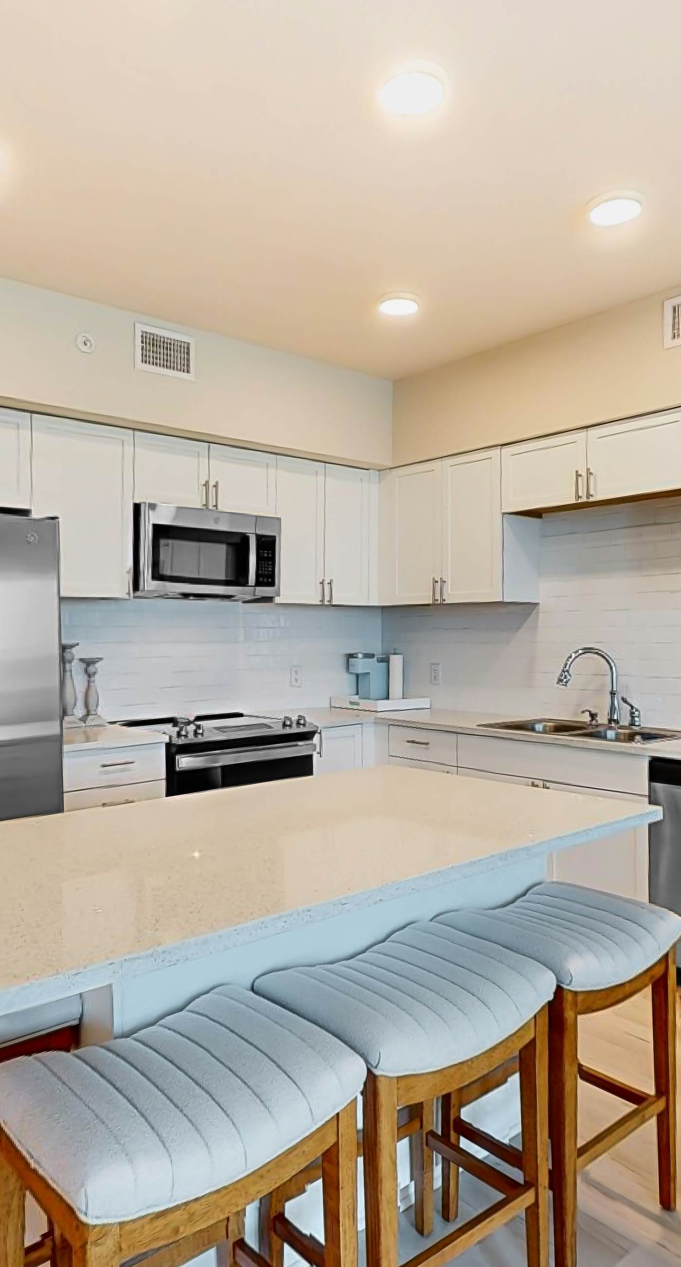 Brand-new beach condo with pool, hot tub, AC & washer/dryer