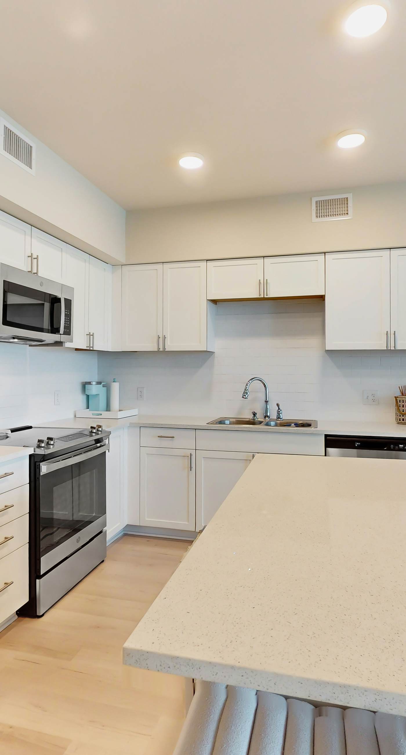 Brand-new beach condo with pool, hot tub, AC & washer/dryer