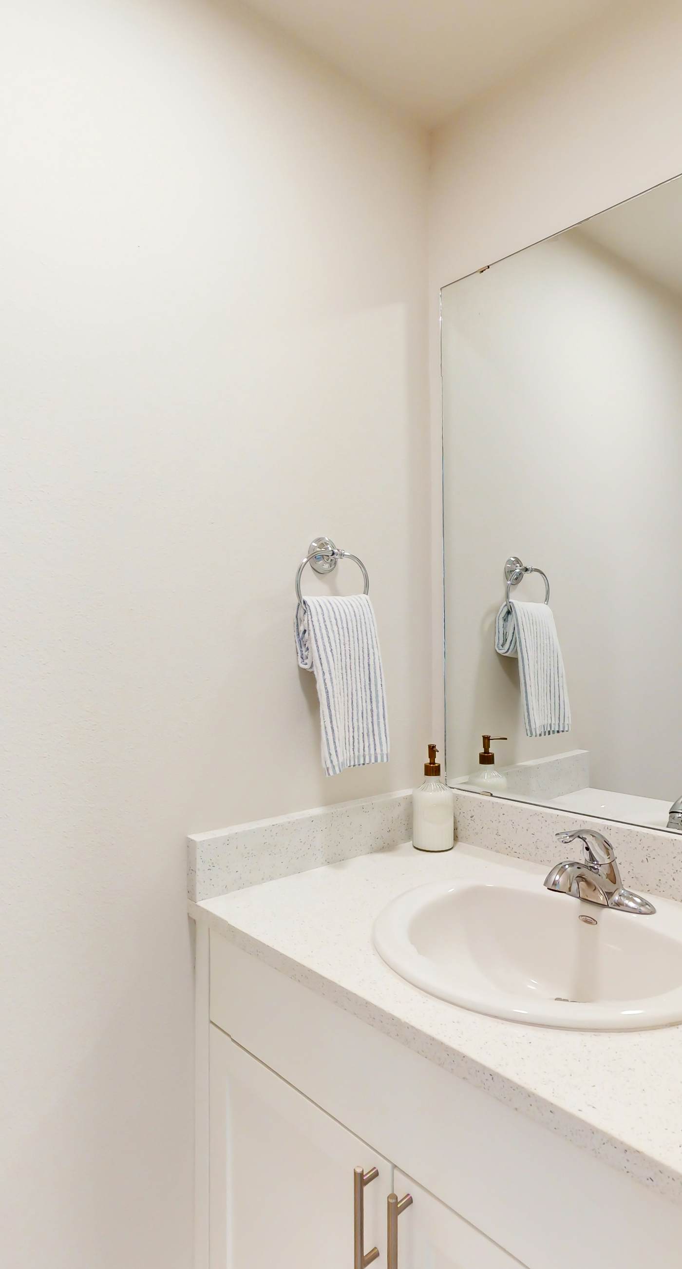 Brand-new beach condo with pool, hot tub, AC & washer/dryer