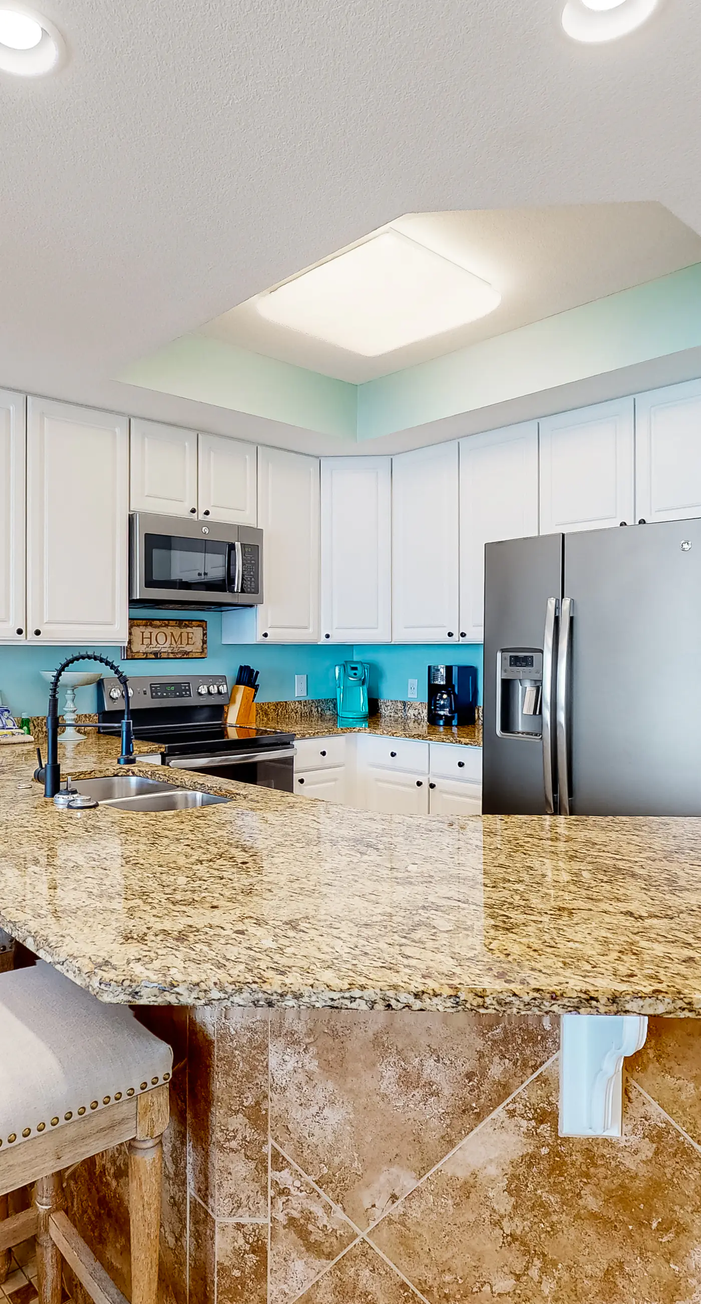 Oceanfront 10th-floor condo with balcony, great view, W&D, & pool access