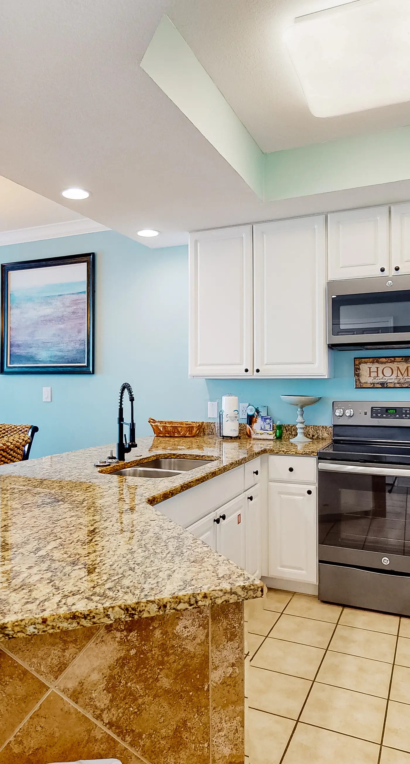 Oceanfront 10th-floor condo with balcony, great view, W&D, & pool access