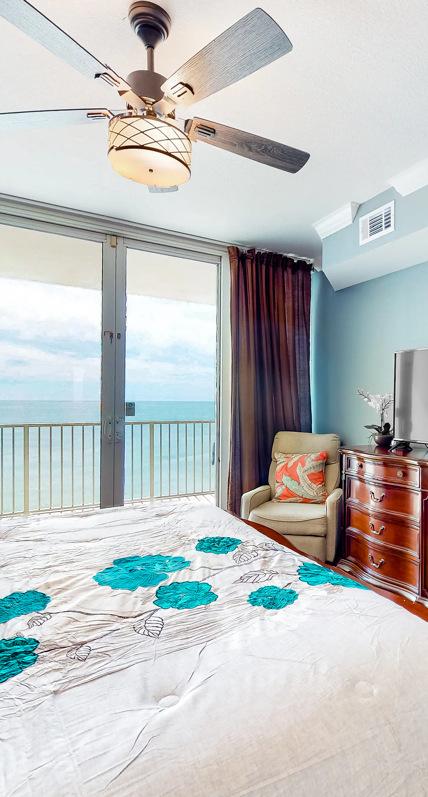 Oceanfront 10th-floor condo with balcony, great view, W&D, & pool access
