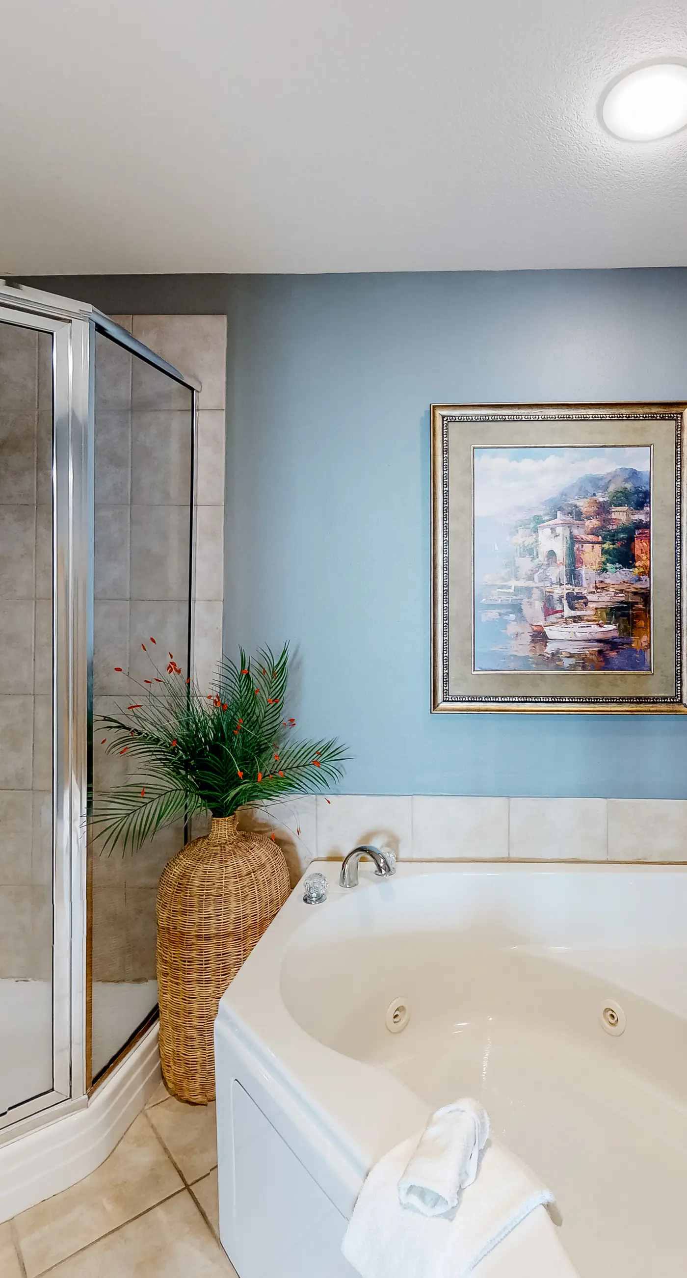 Oceanfront 10th-floor condo with balcony, great view, W&D, & pool access