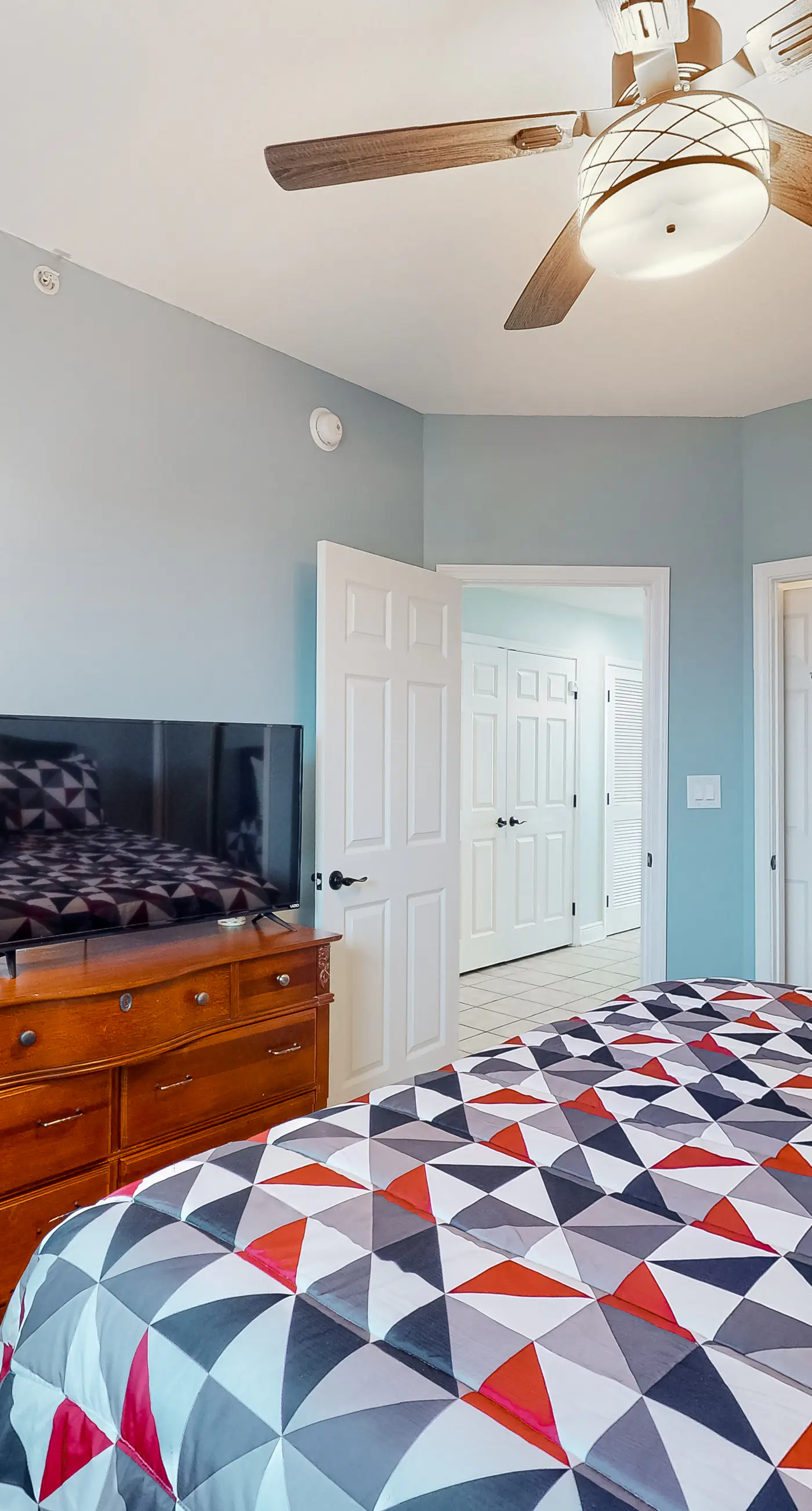 Oceanfront 10th-floor condo with balcony, great view, W&D, & pool access