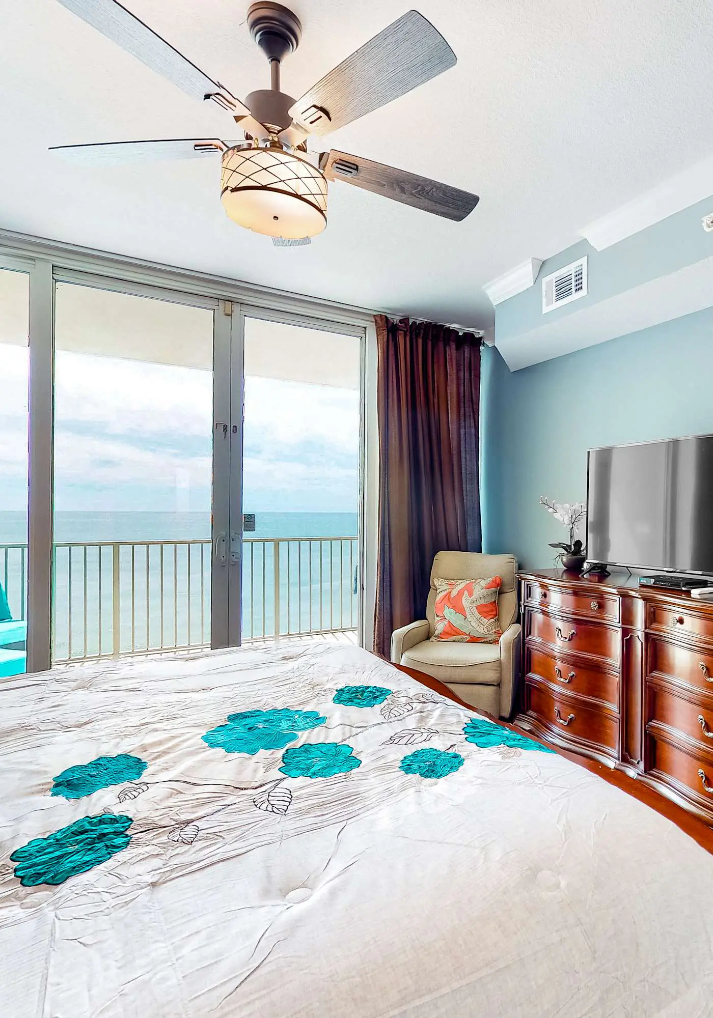 Oceanfront 10th-floor condo with balcony, great view, W&D, & pool access