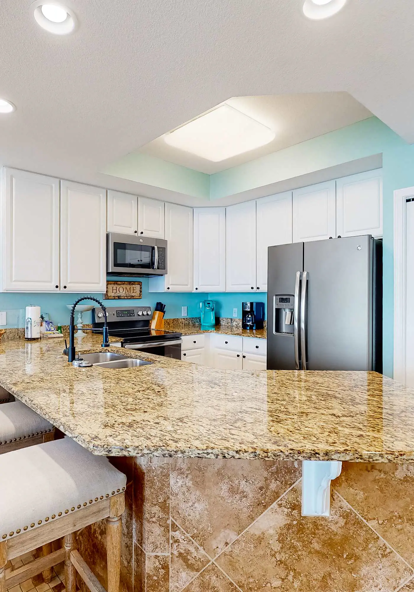Oceanfront 10th-floor condo with balcony, great view, W&D, & pool access