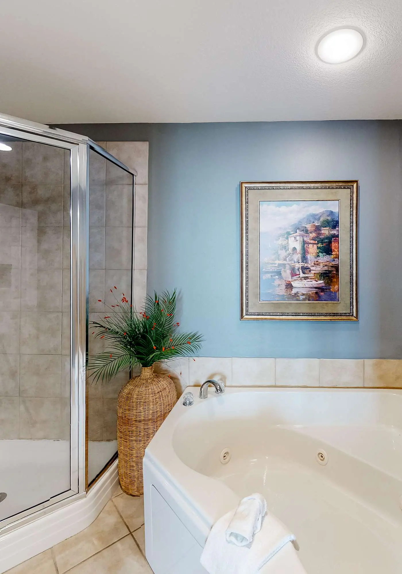 Oceanfront 10th-floor condo with balcony, great view, W&D, & pool access