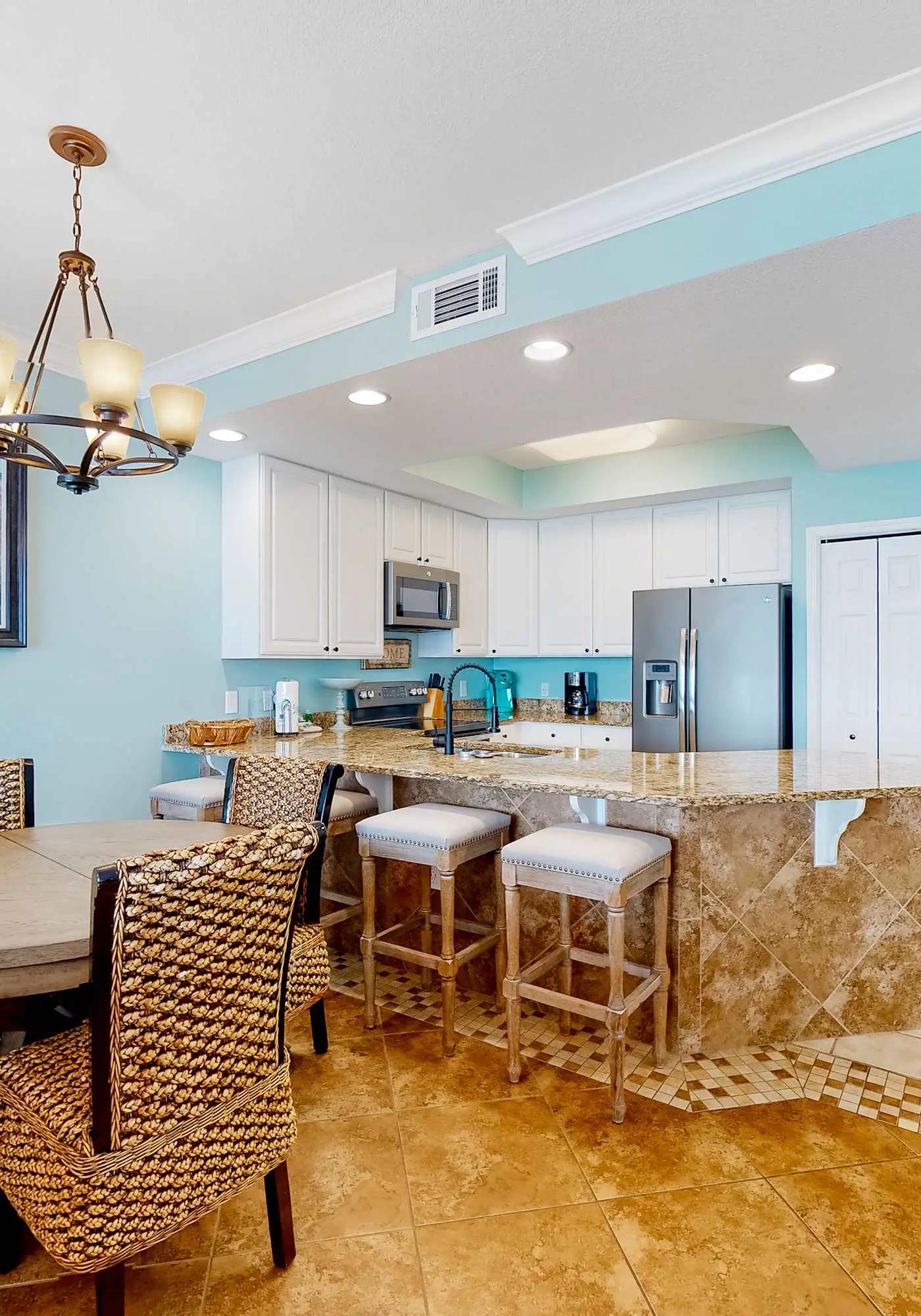 Oceanfront 10th-floor condo with balcony, great view, W&D, & pool access